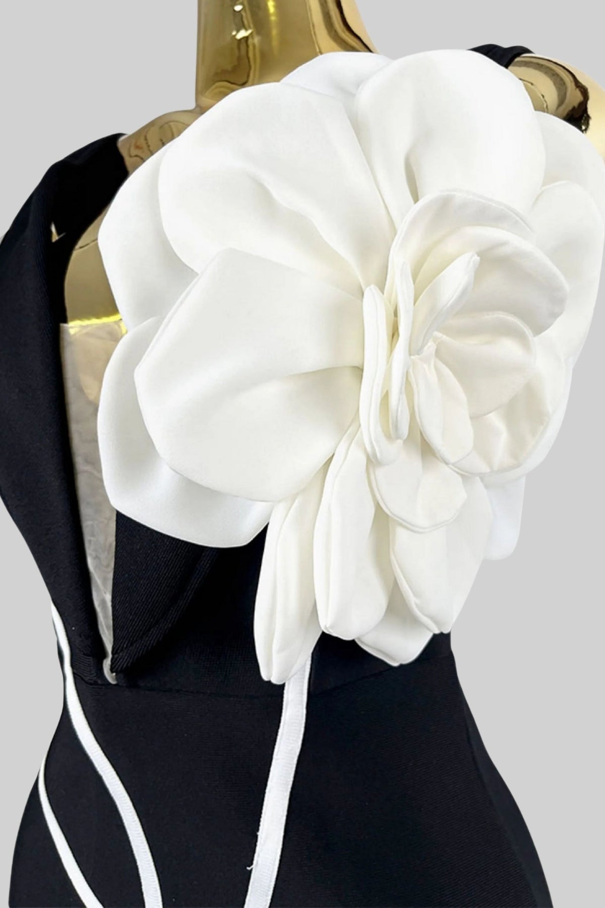 Floral Appliqué Plunging V-Neck Sculpted Shoulder Midi Dress – Black & White