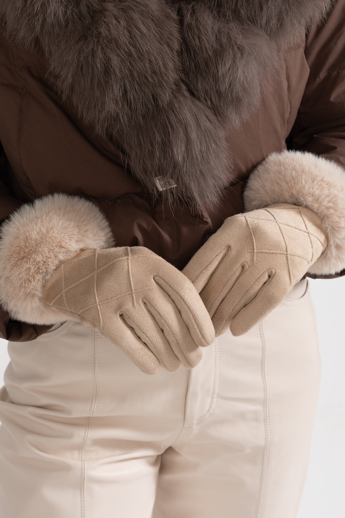 Quilted Suede-Effect Gloves with Fluffy Cuffs – Beige – view 4