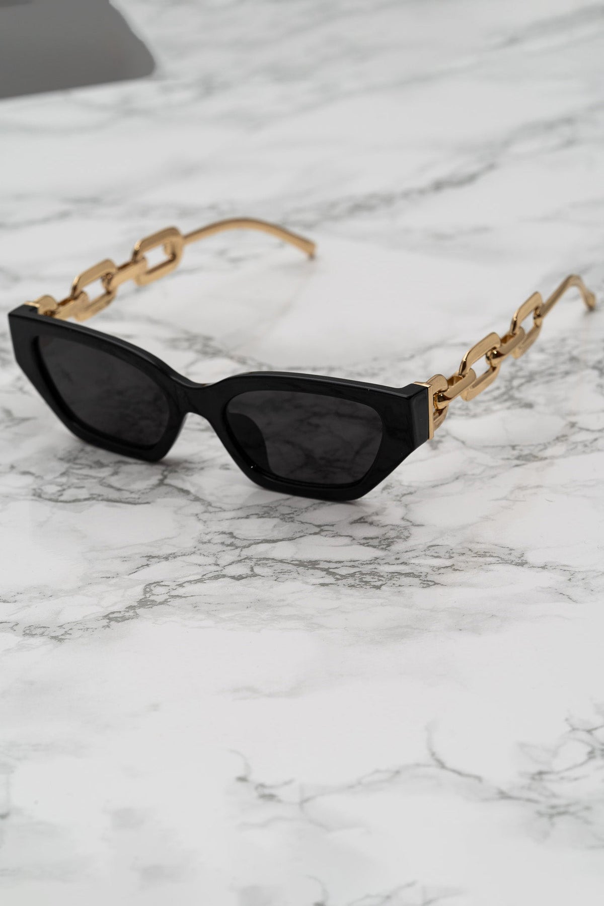 Cat Eye Sunglasses with Heavy Gold Chain Arms – Black