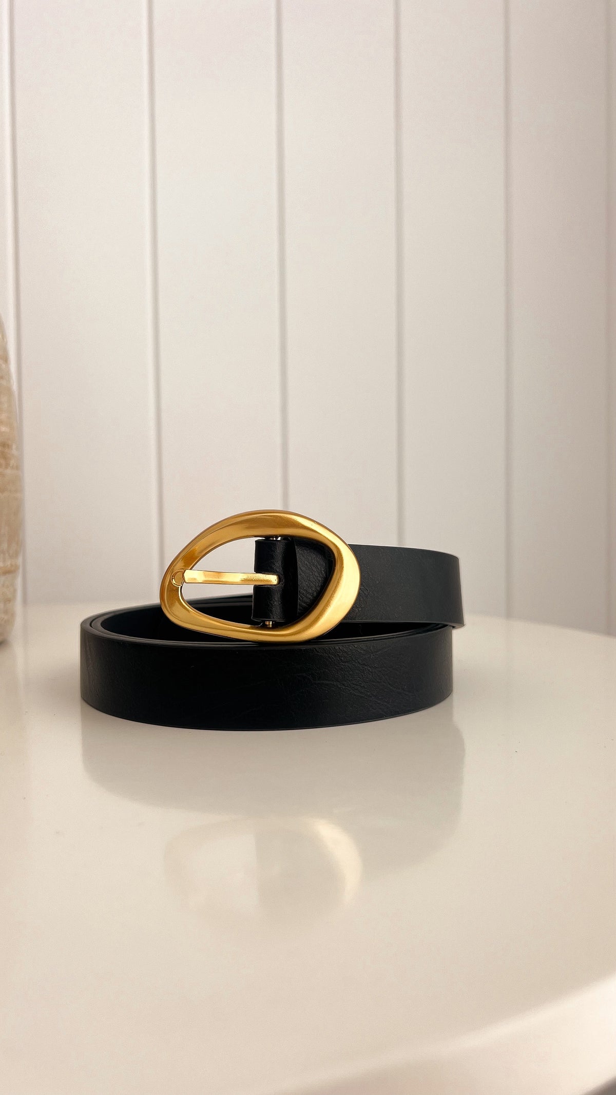 Jacory Irregular Buckle PU Leather Belt – Black/Gold – view 2