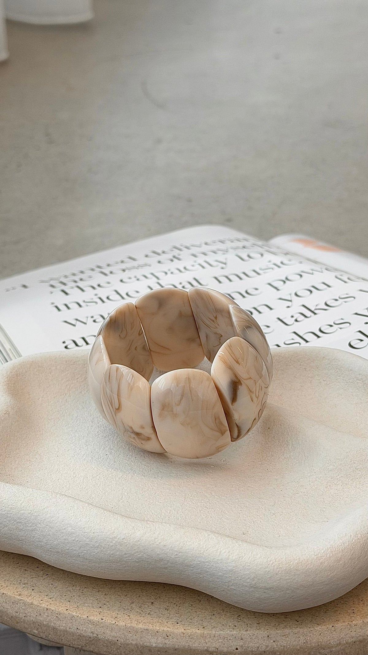 Whitney Chunky Resin Stretch Bracelet – Cream Marble