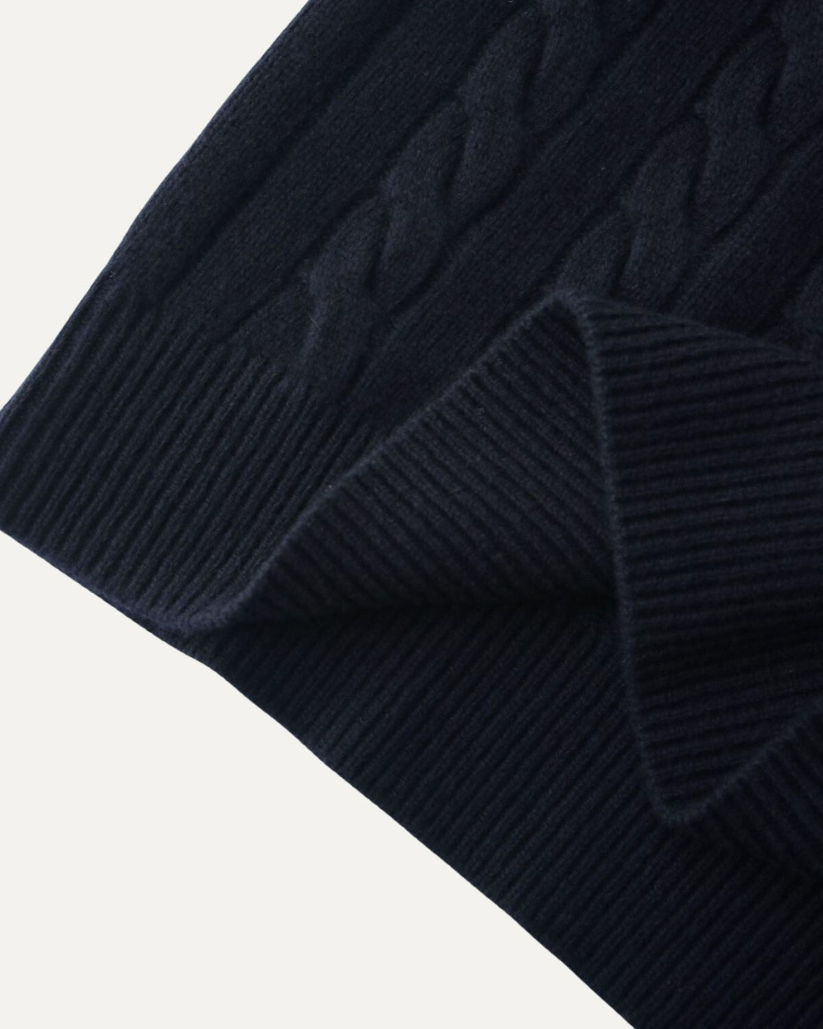 Heritage-Inspired Polo Collar Jumper with Tailored Fit – view 4