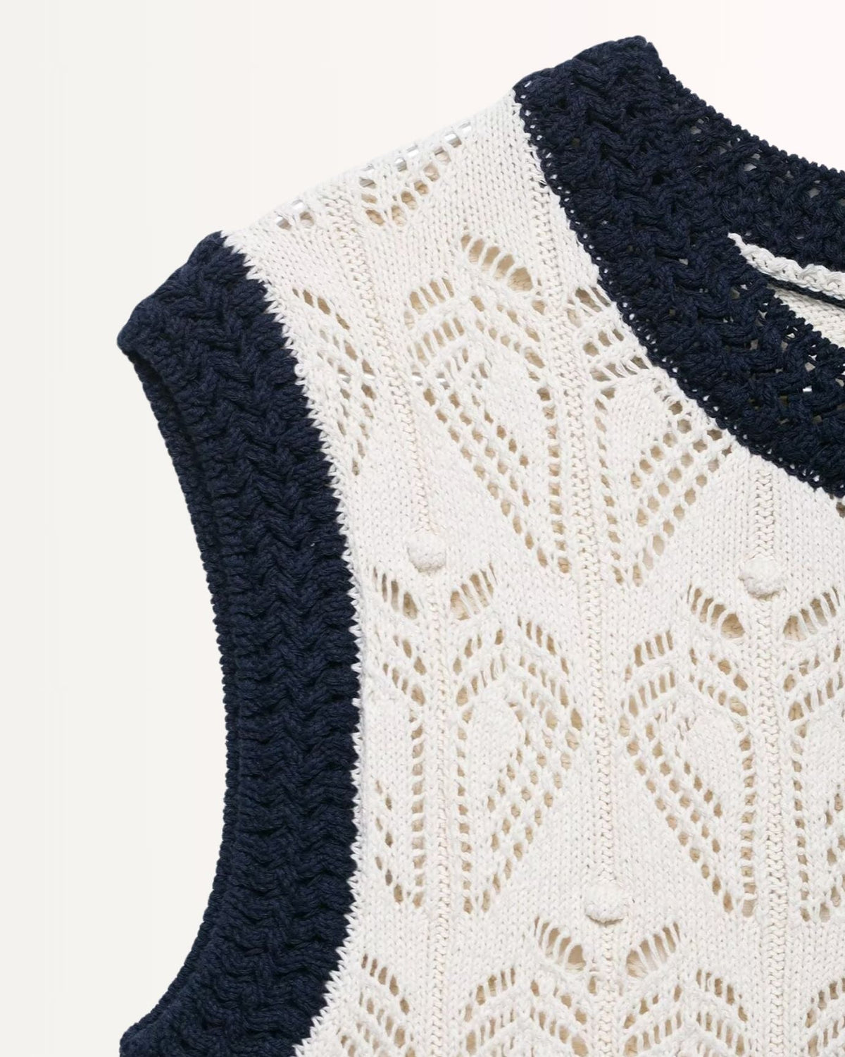 Sleeveless Jacquard Mesh Vest Top with Tailored Fit – Black and White