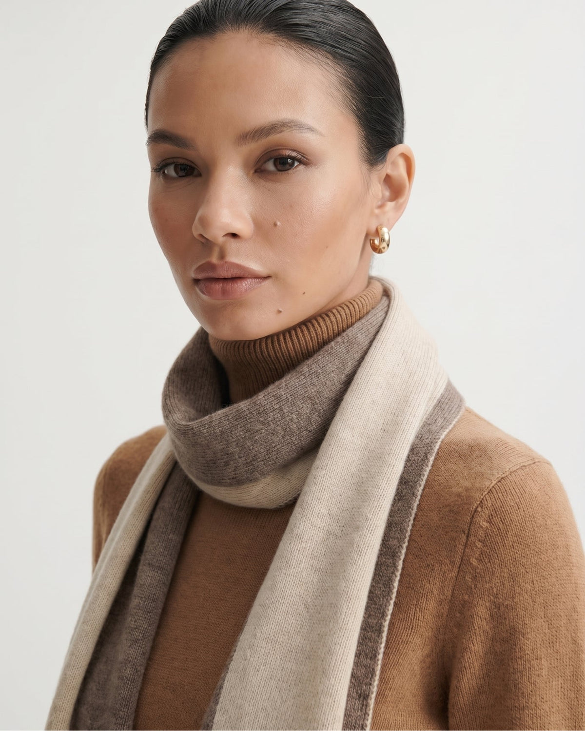 Olivia Compact Two-Tone Neck Scarf in 100% Pure Cashmere – view 4