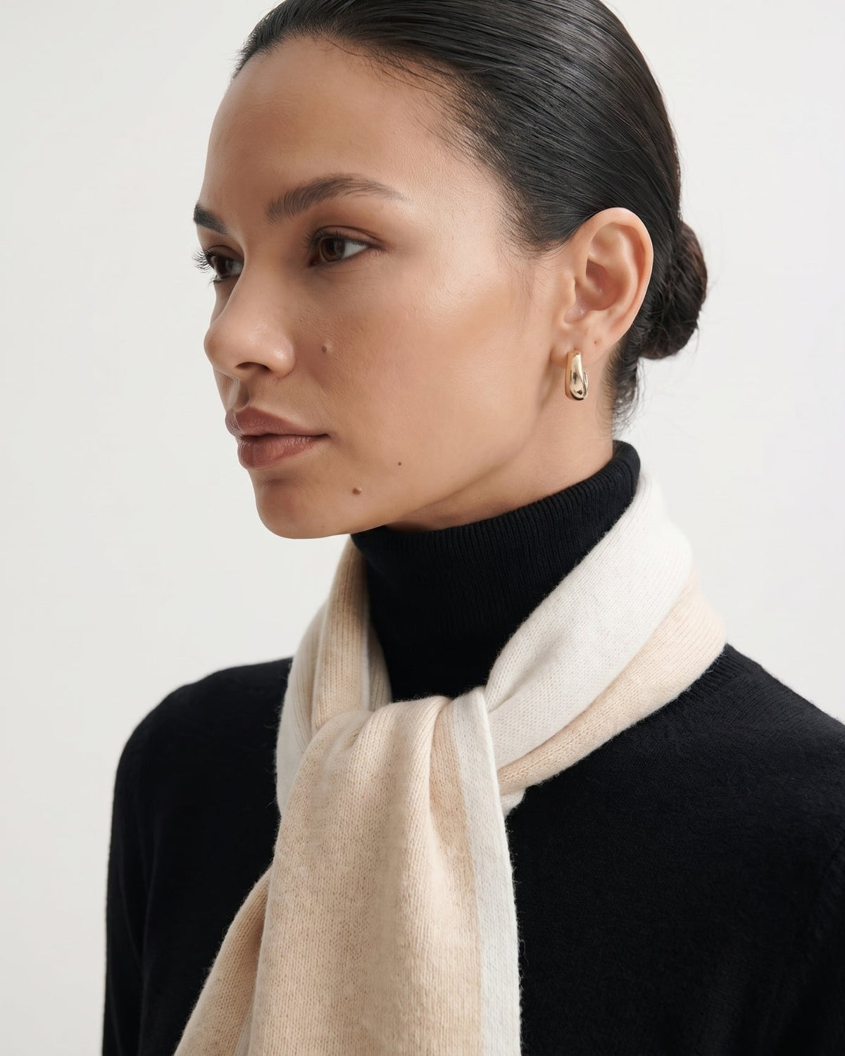Olivia Compact Two-Tone Neck Scarf in 100% Pure Cashmere – view 6