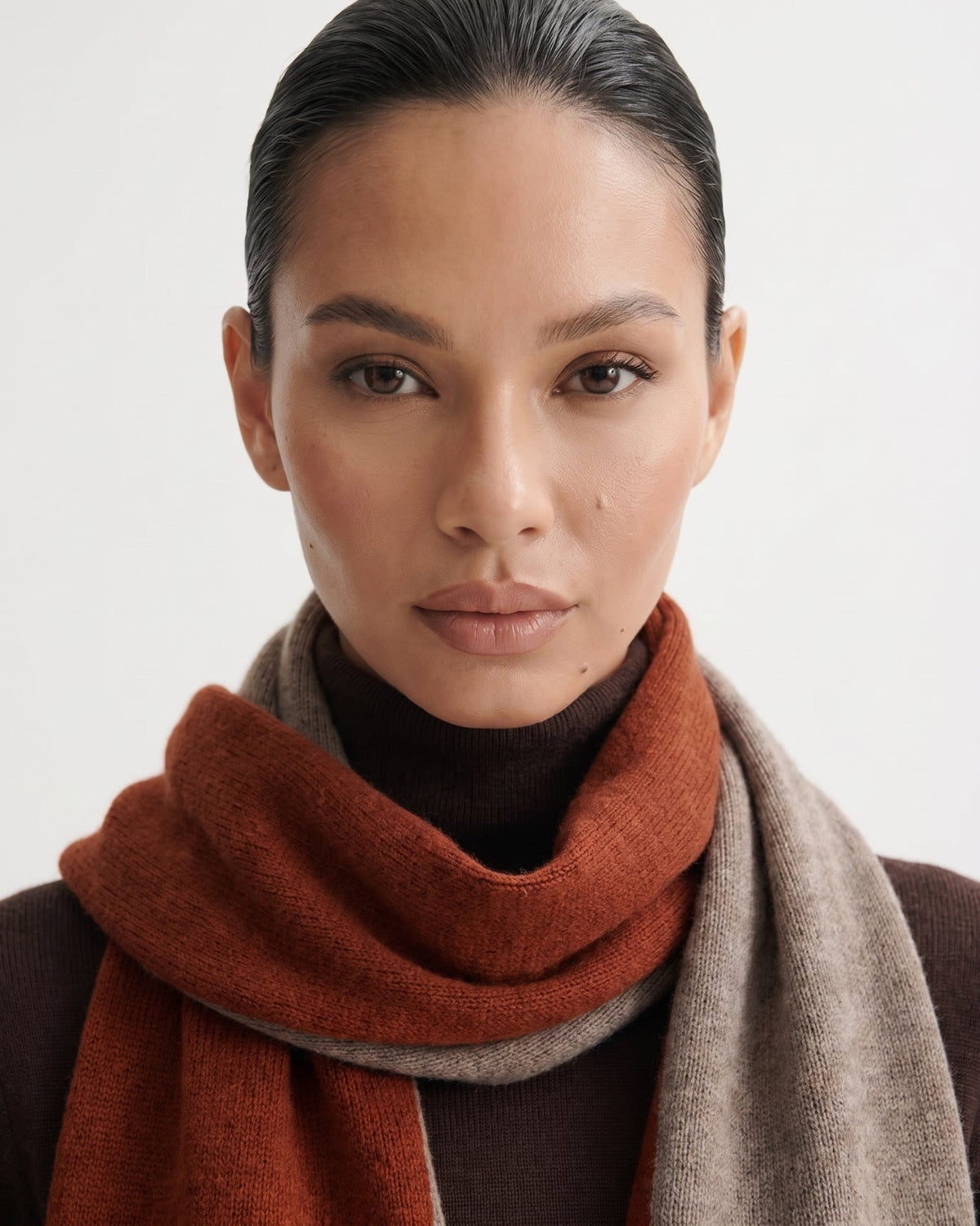 Olivia Compact Two-Tone Neck Scarf in 100% Pure Cashmere – view 8