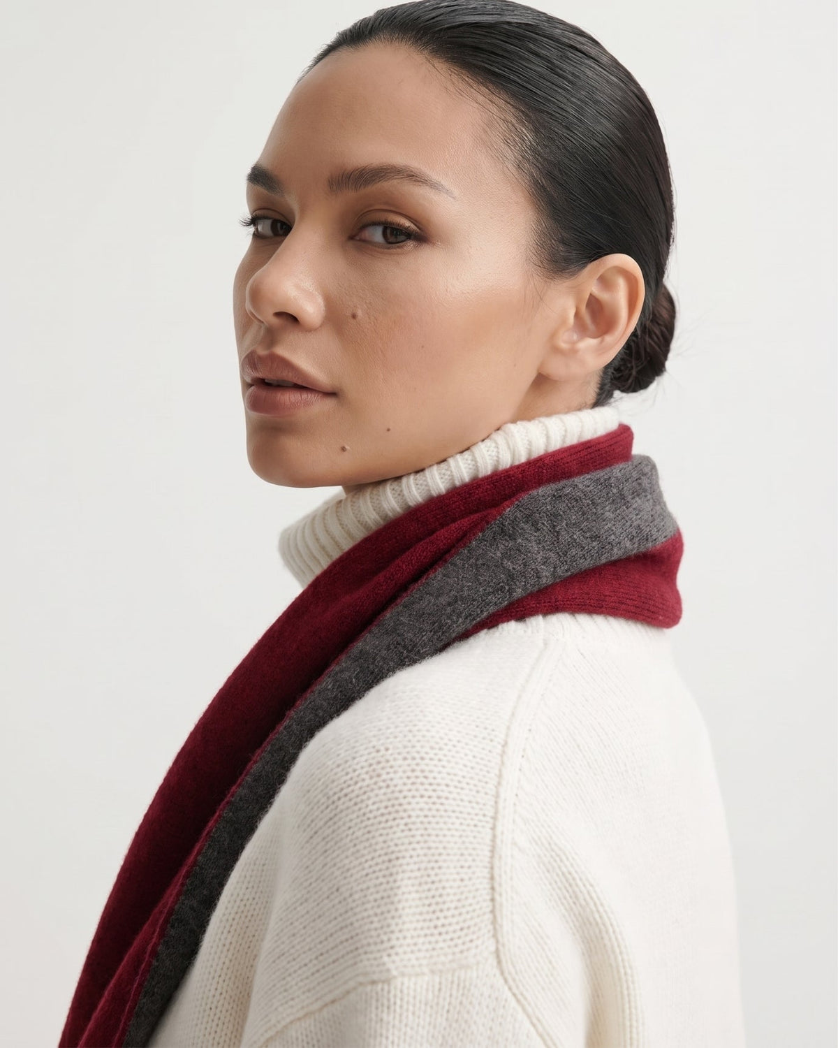 Olivia Compact Two-Tone Neck Scarf in 100% Pure Cashmere – view 10