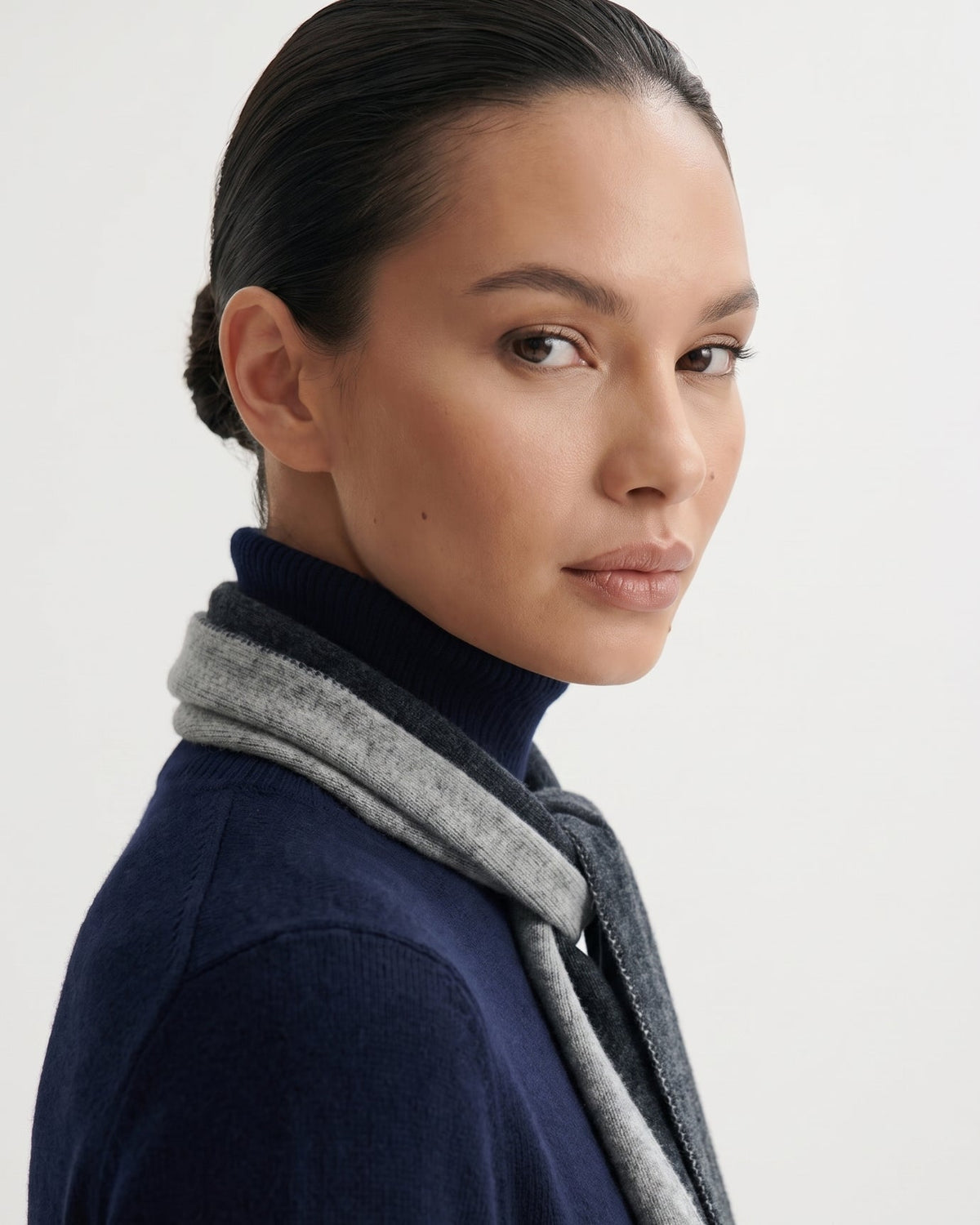 Olivia Compact Two-Tone Neck Scarf in 100% Pure Cashmere – view 12
