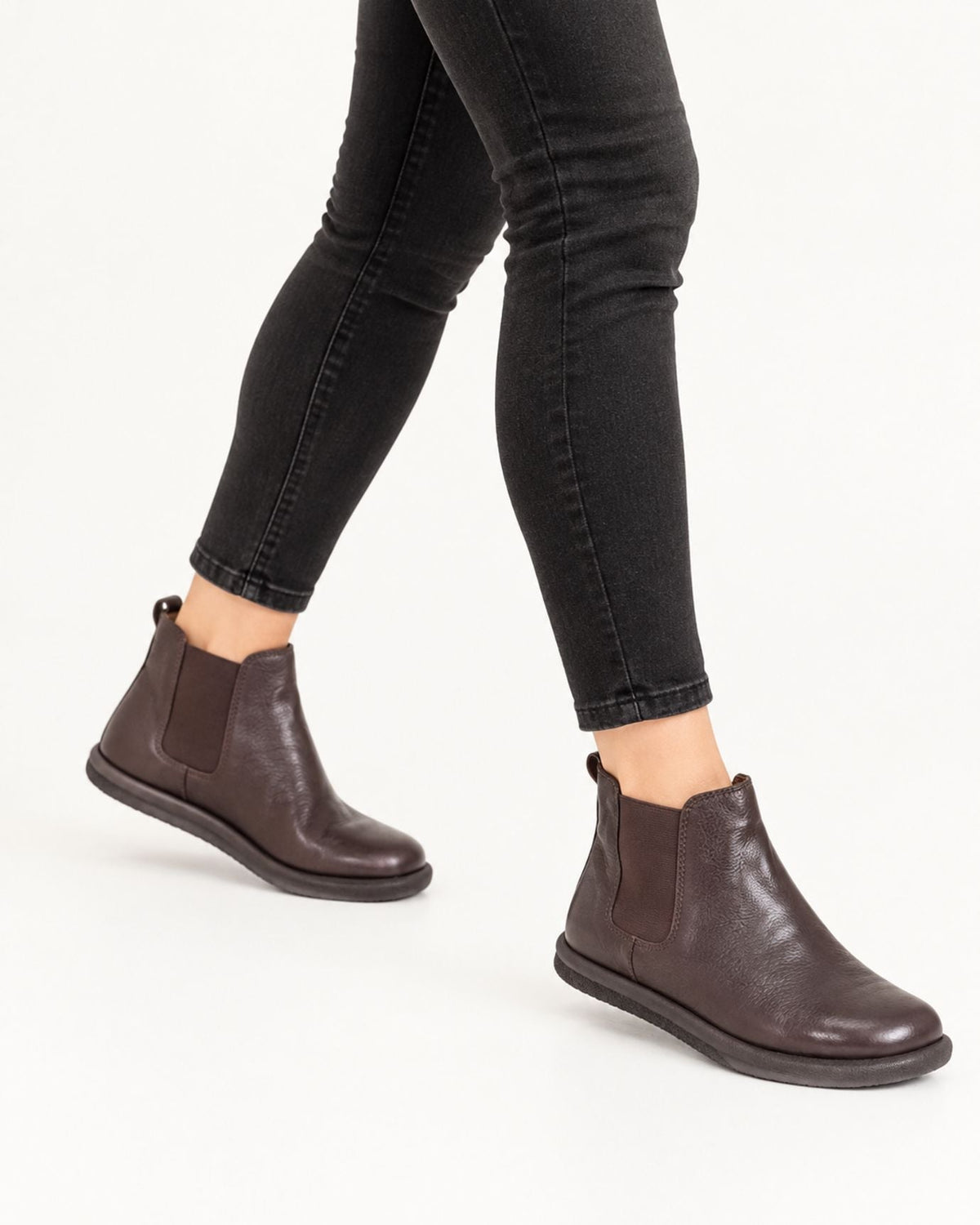 Classic Chelsea Boots in Cowhide Leather with Soft Lining – view 8