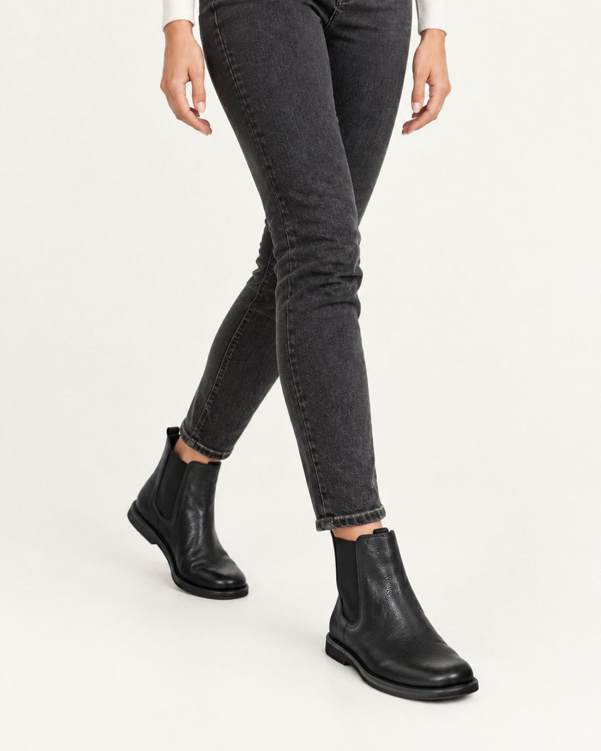 Classic Chelsea Boots in Cowhide Leather with Soft Lining – view 4