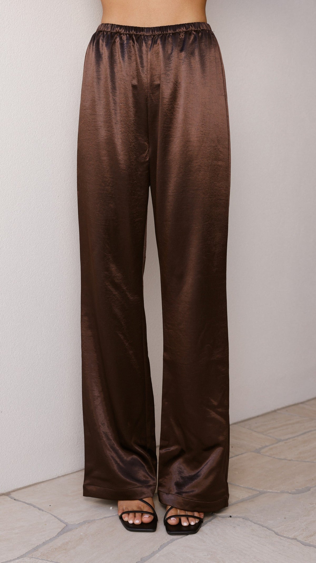 Bridget High Waisted Relaxed Elasticated Trousers – Chocolate – view 3