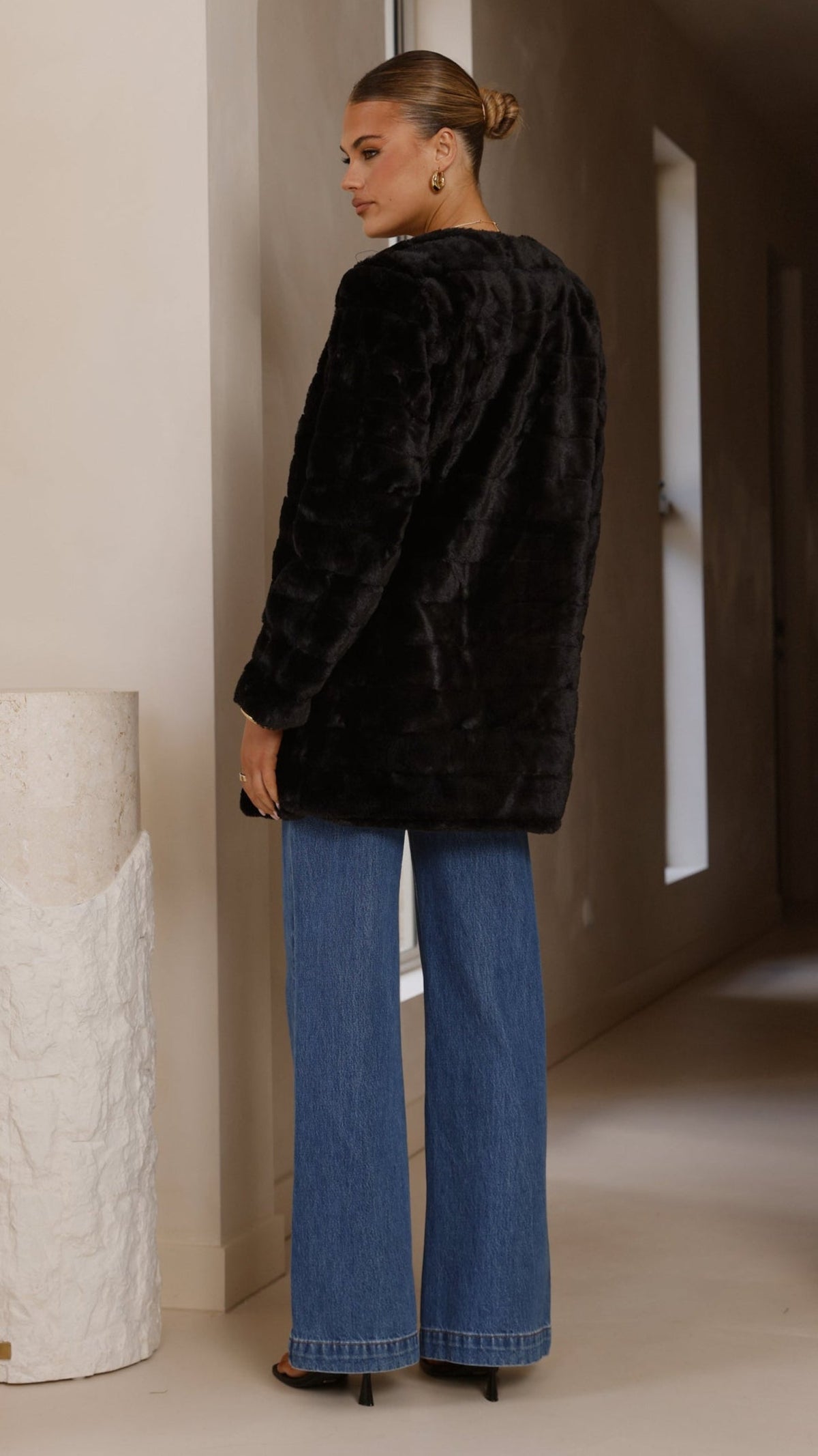 Tully Longline Faux Fur Jacket with Claw Clasp – Black – view 2