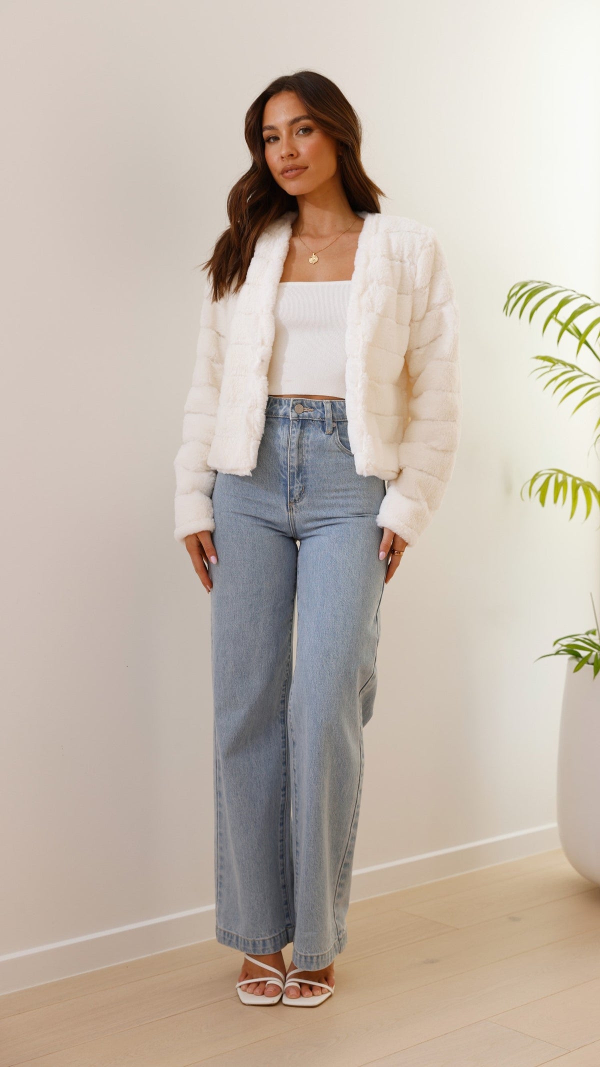 Tully Cropped Faux Fur Jacket with Claw Clasp – White – view 6