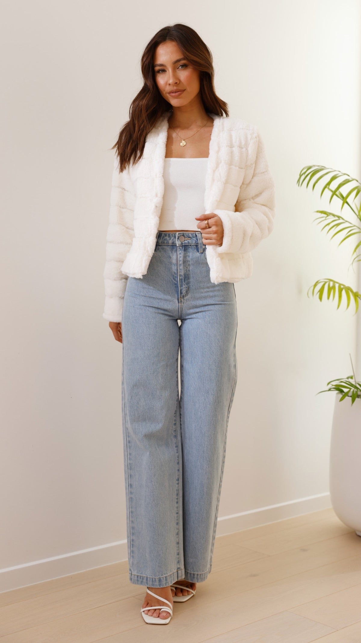 Tully Cropped Faux Fur Jacket with Claw Clasp – White – view 7