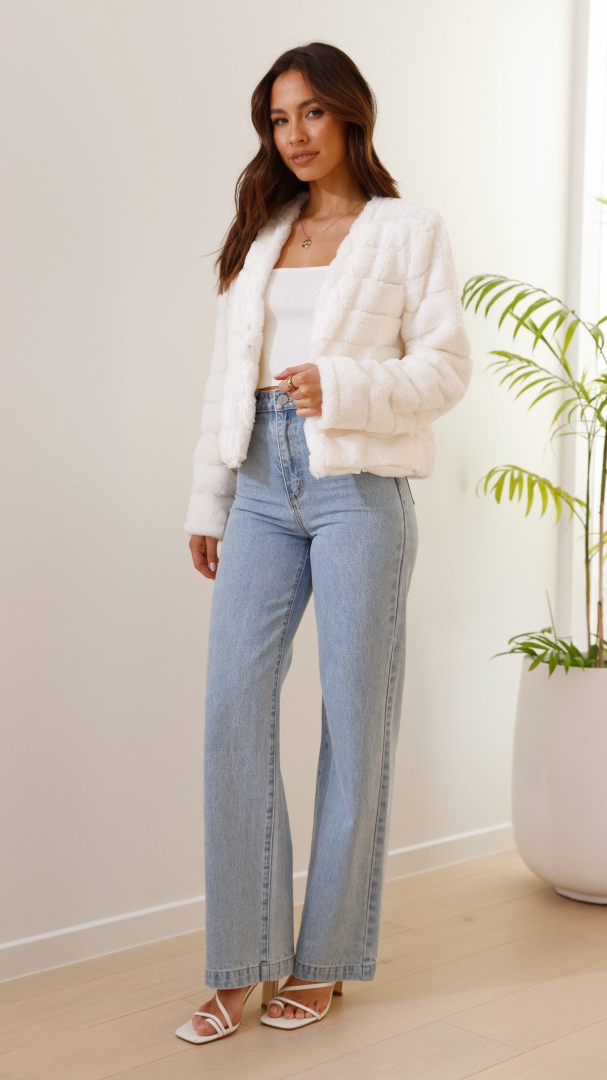 Tully Cropped Faux Fur Jacket with Claw Clasp – White – view 4