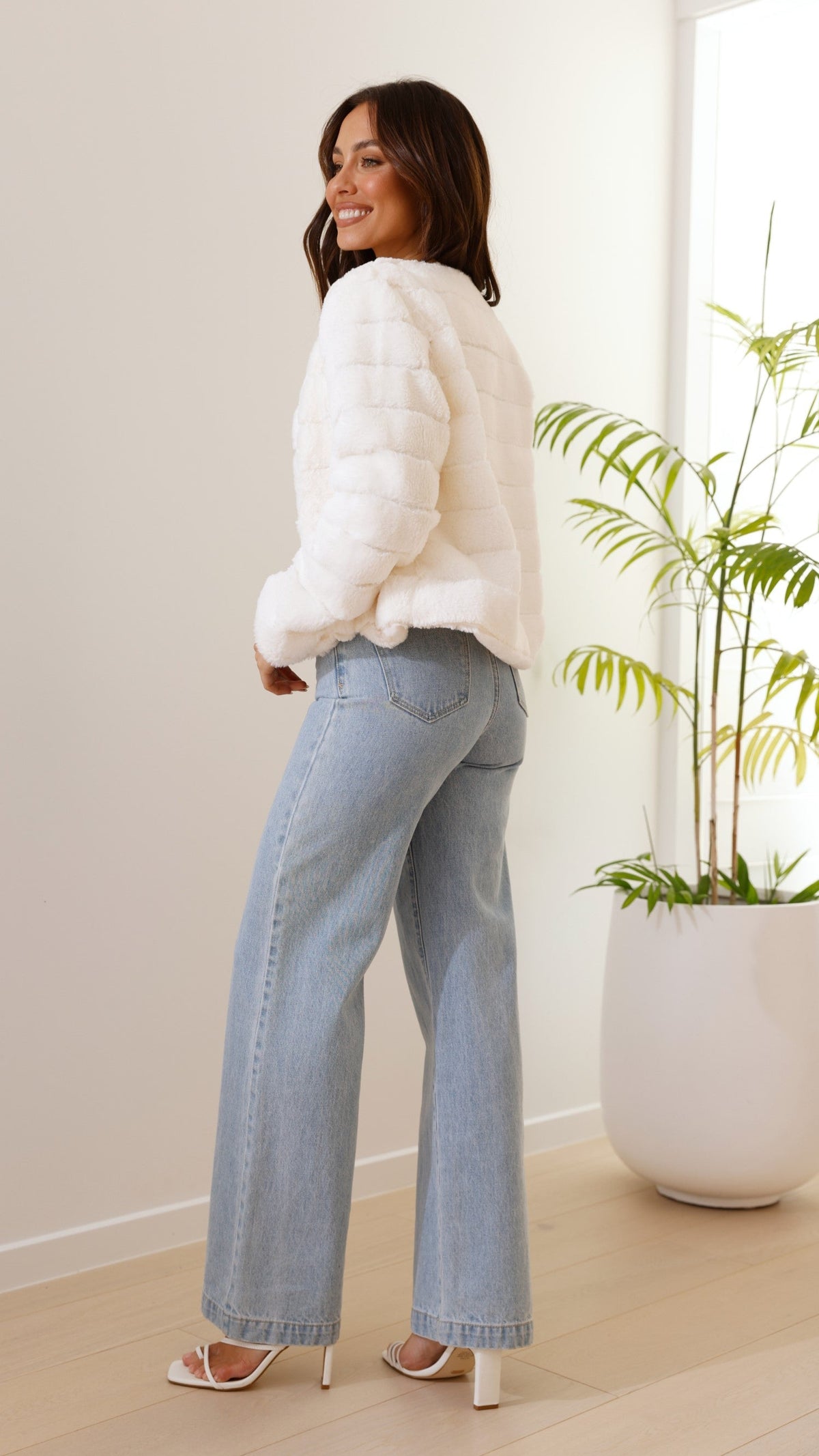 Tully Cropped Faux Fur Jacket with Claw Clasp – White – view 2