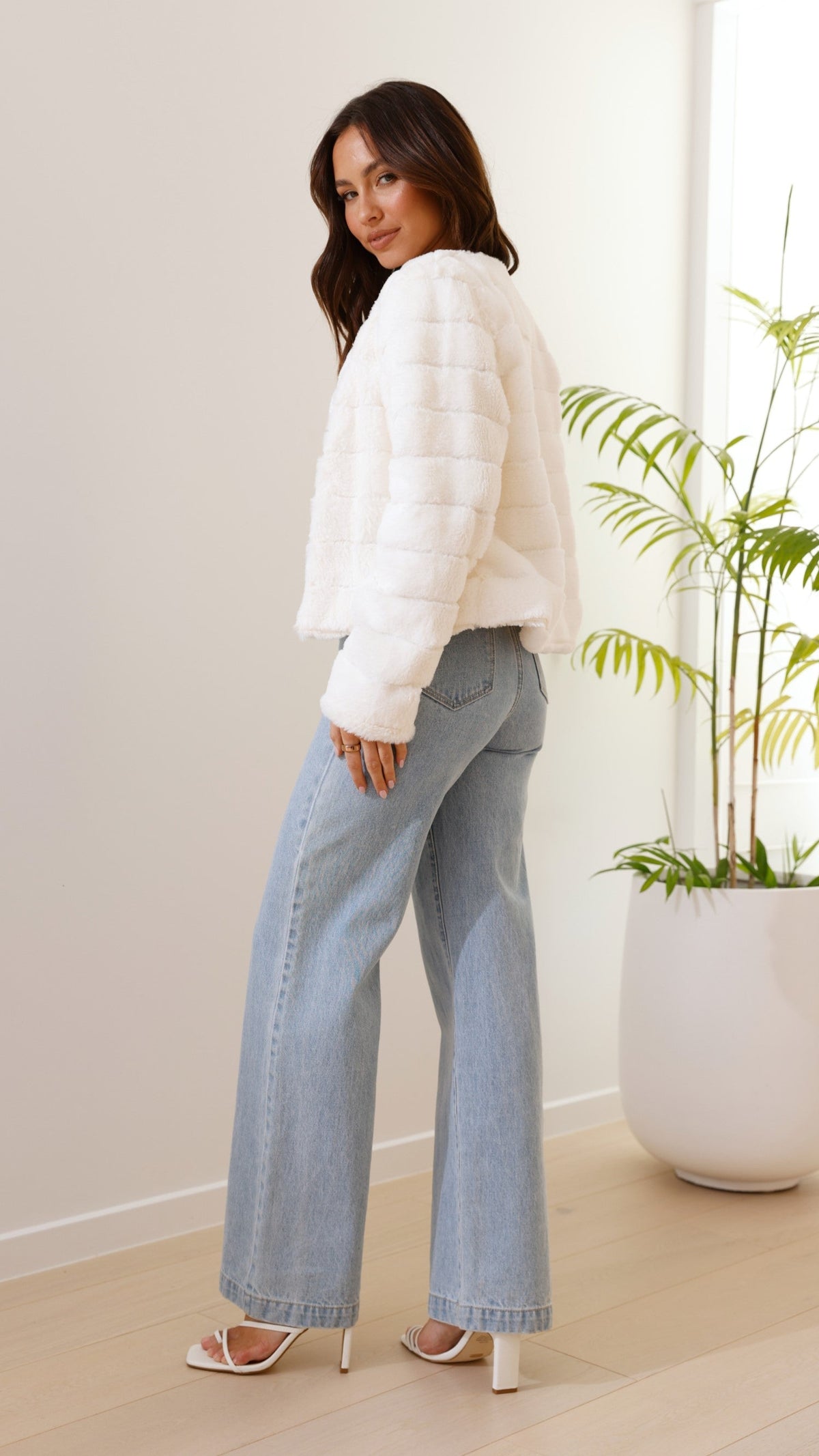 Tully Cropped Faux Fur Jacket with Claw Clasp – White – view 9