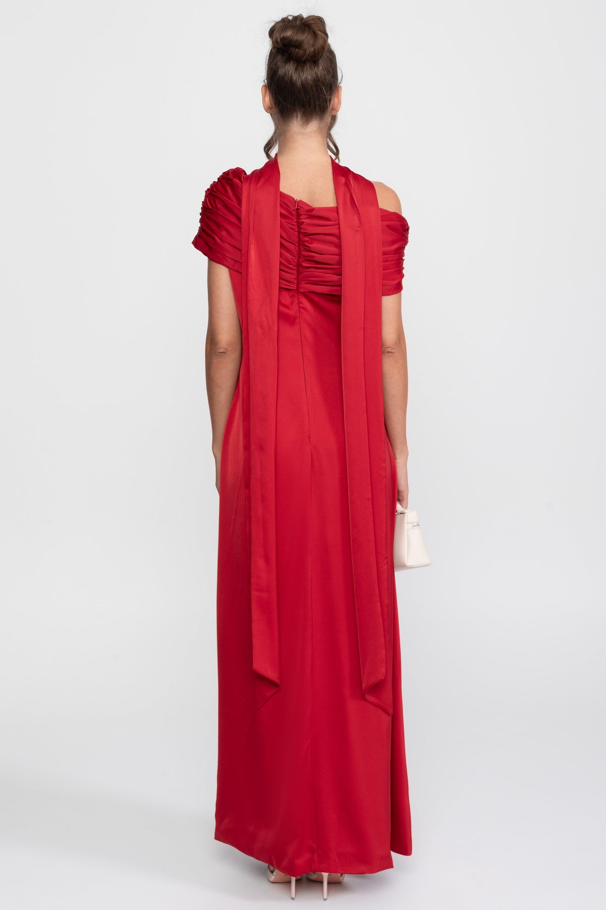 One-Shoulder Draped Satin Maxi Gown with Ruched Wrap Collar – Red – view 4