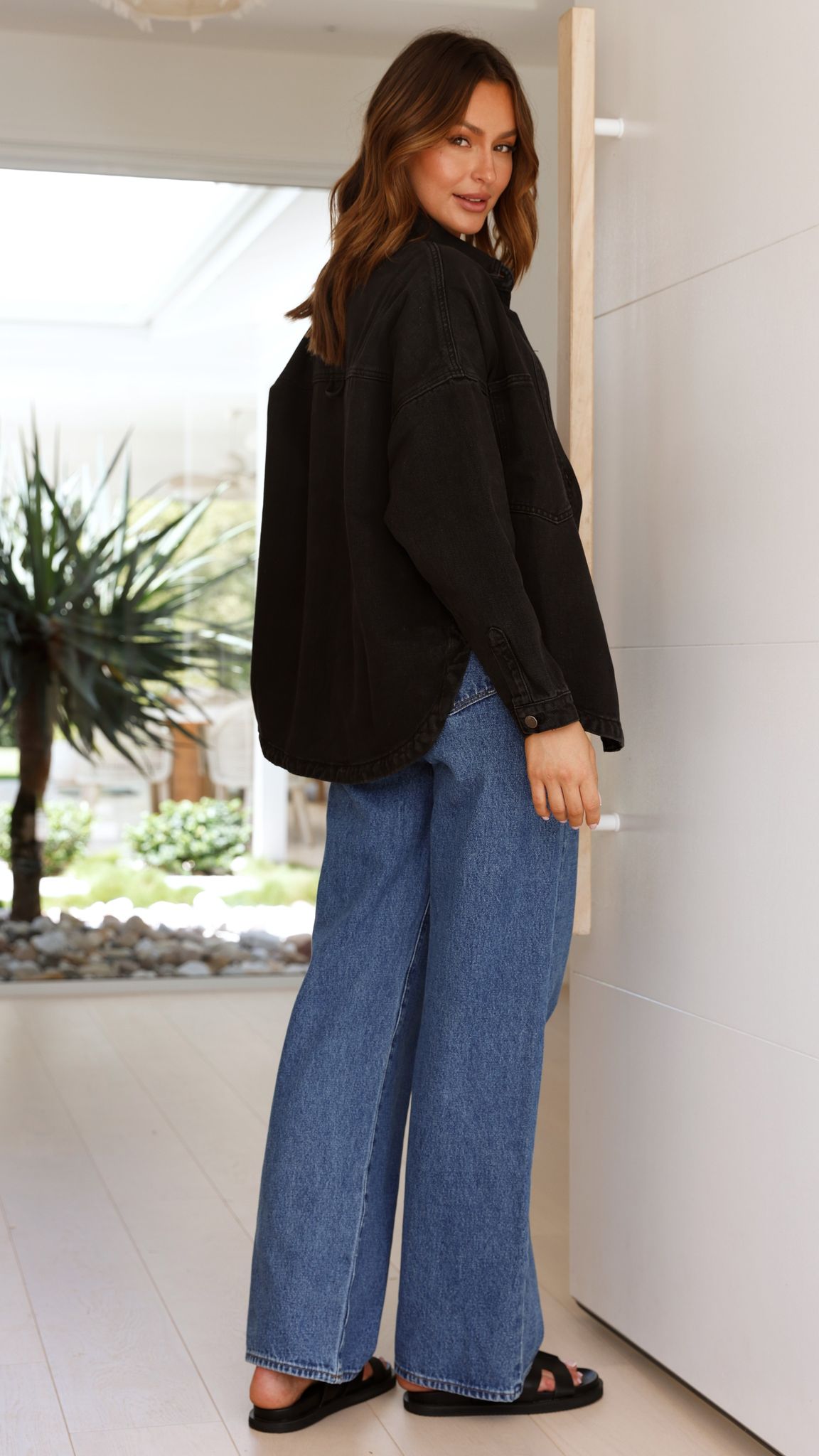 Ensley Oversized Collared Cotton Denim Jacket – Black Denim – view 10