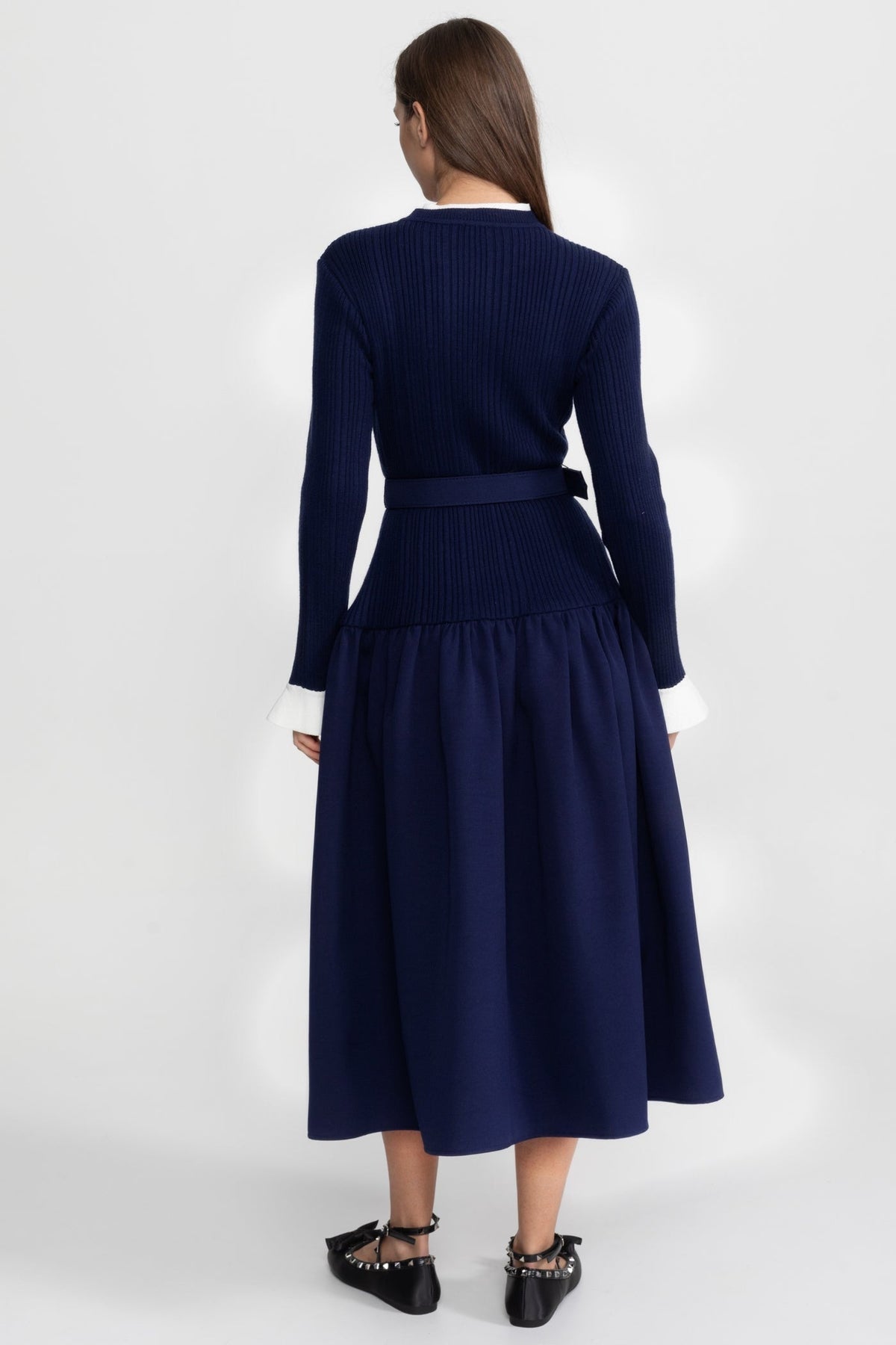 Ribbed Knit Belted Midi Dress with Gold Buttons and Pleated Skirt – Navy – view 3