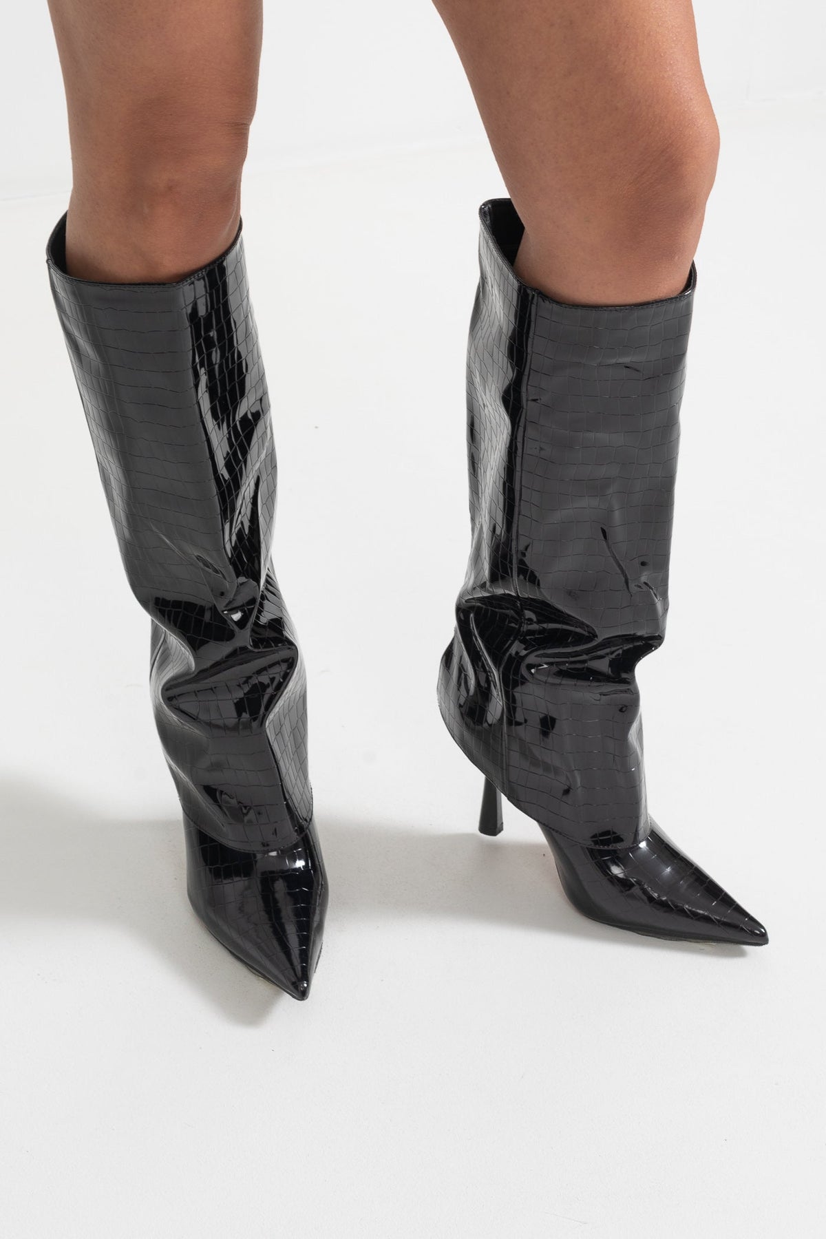 Alligator Pattern Pointed Knee-High Boots with Slim Heel – Black – view 4