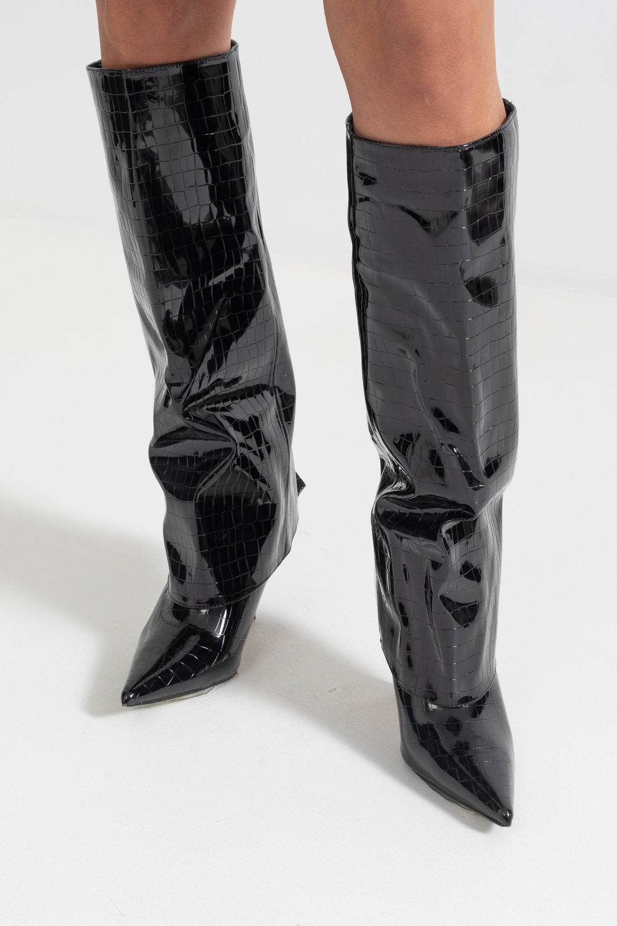 Alligator Pattern Pointed Knee-High Boots with Slim Heel – Black – view 5