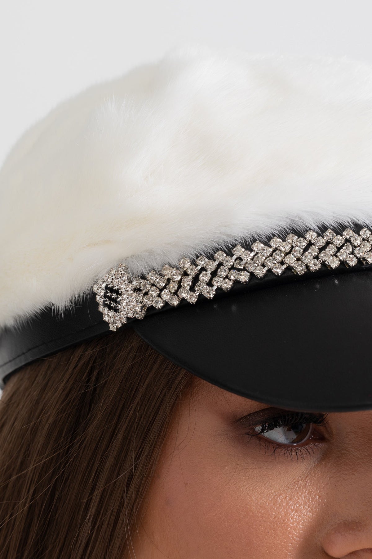 Hat with Leather-Finish Visor and Silver Chain – White – view 4