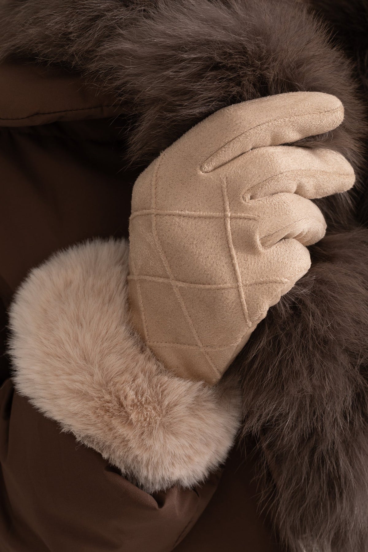 Quilted Suede-Effect Gloves with Fluffy Cuffs – Beige – view 3
