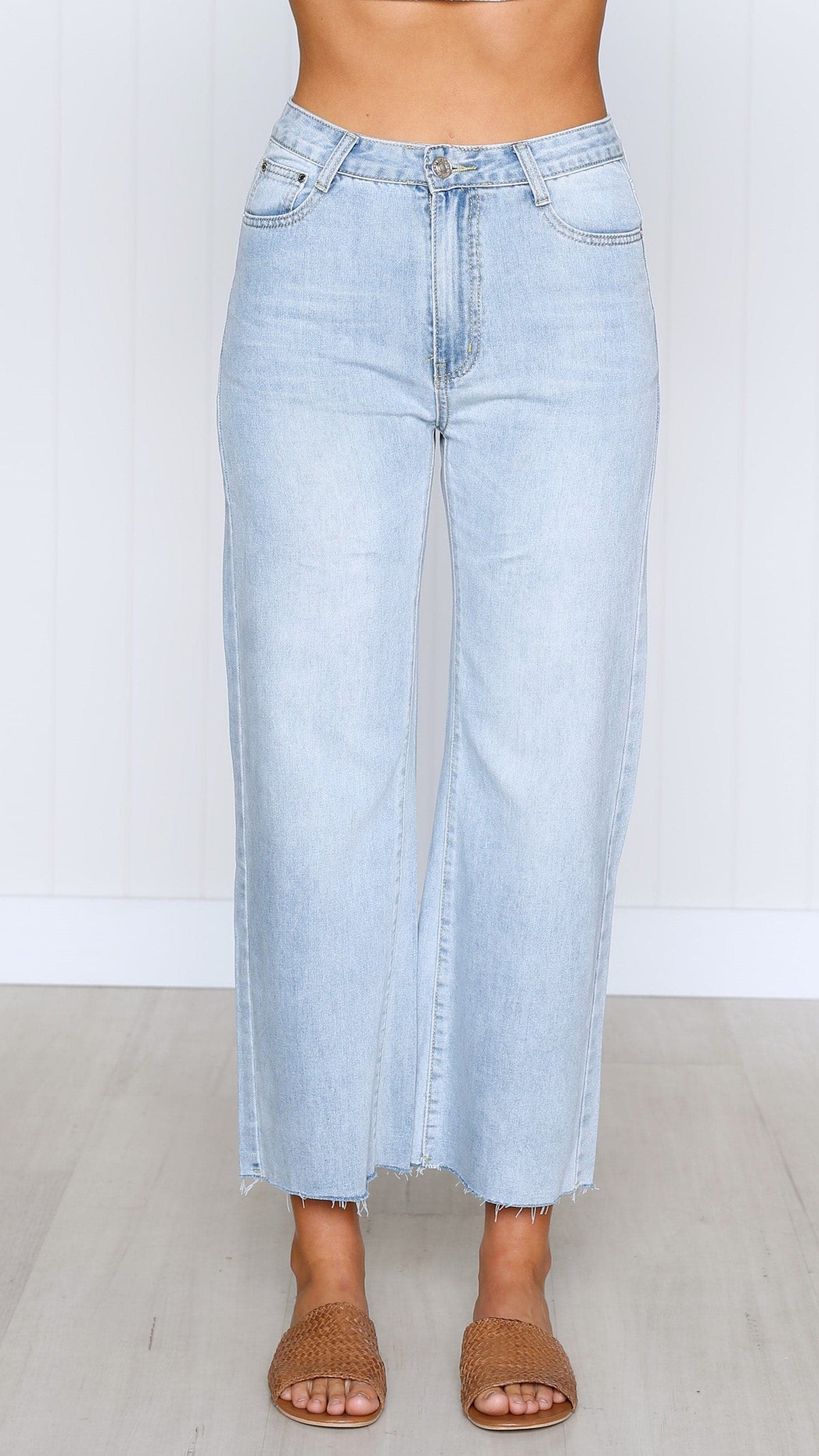 Jaykowa Mid Rise Wide Leg Jeans with Distressed Hem – Light Wash