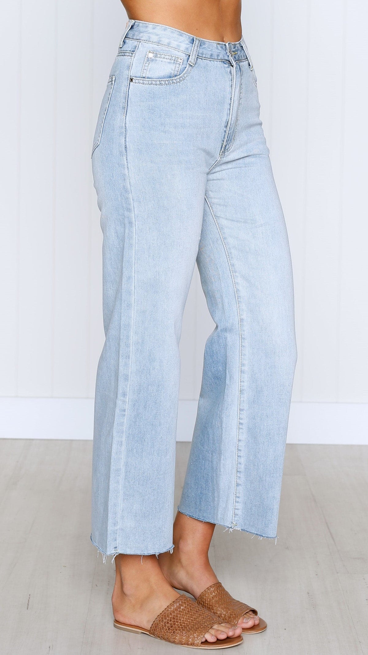 Jaykowa Mid Rise Wide Leg Jeans with Distressed Hem – Light Wash