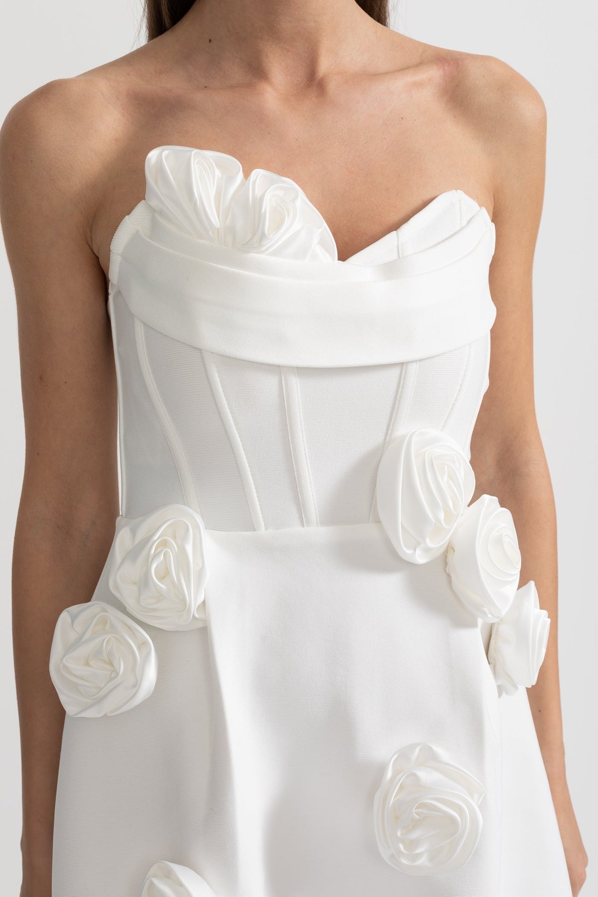 Strapless Sweetheart Mini Dress with Sculptural 3D Floral Appliqués – White – view 2