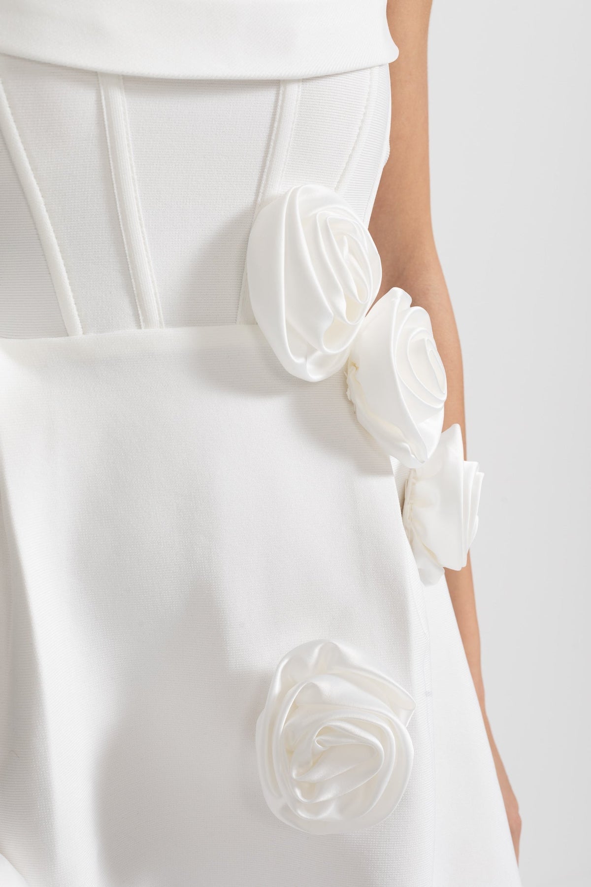 Strapless Sweetheart Mini Dress with Sculptural 3D Floral Appliqués – White – view 5