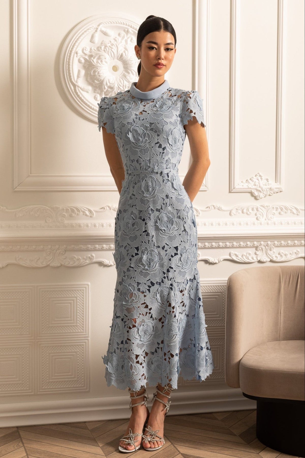 Floral Lace High Collar Short Sleeve Fitted Midi Dress – Blue – view 1