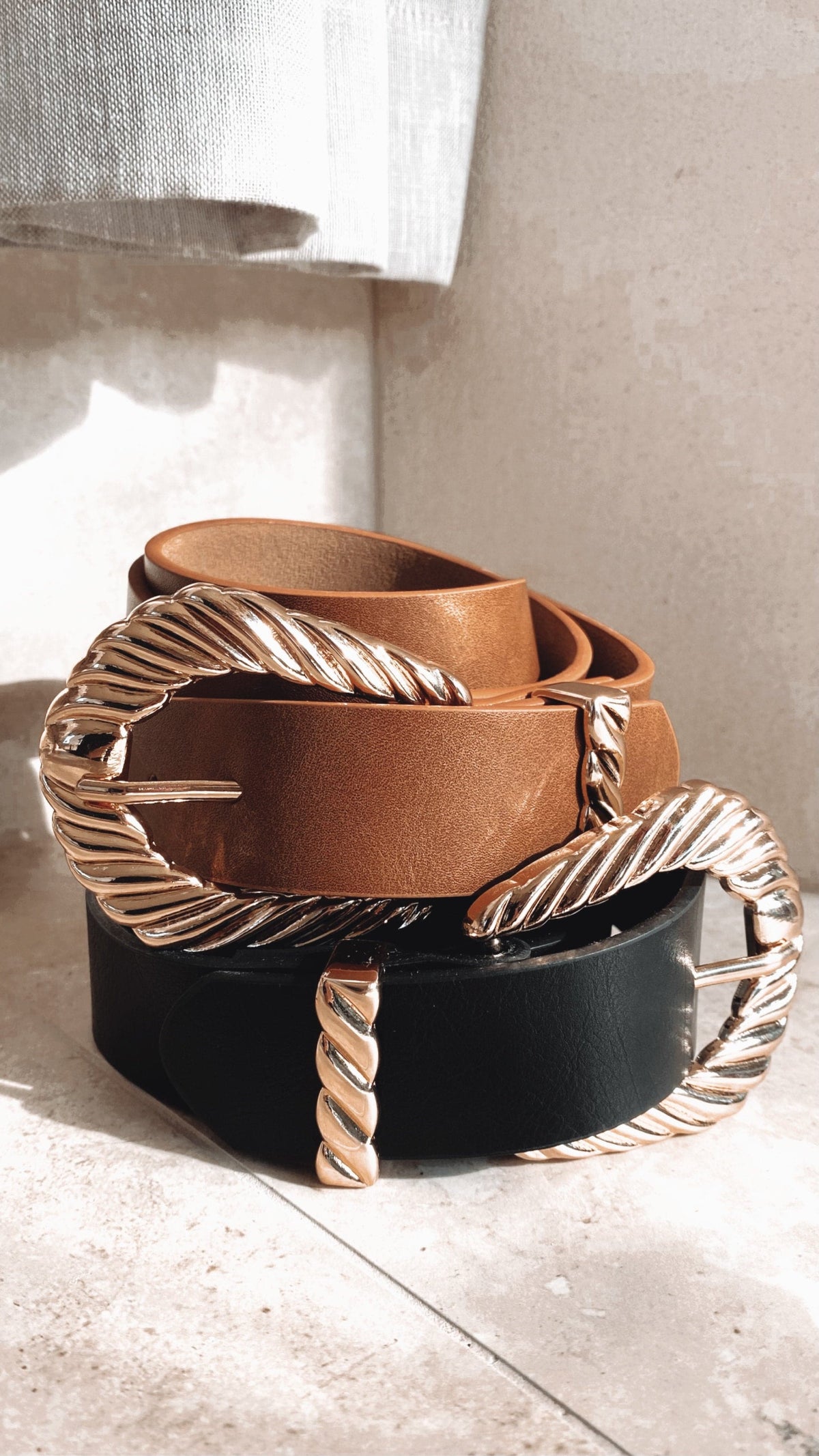 Amelie Bold Twist Buckle Synthetic Belt – Black/Gold – view 8