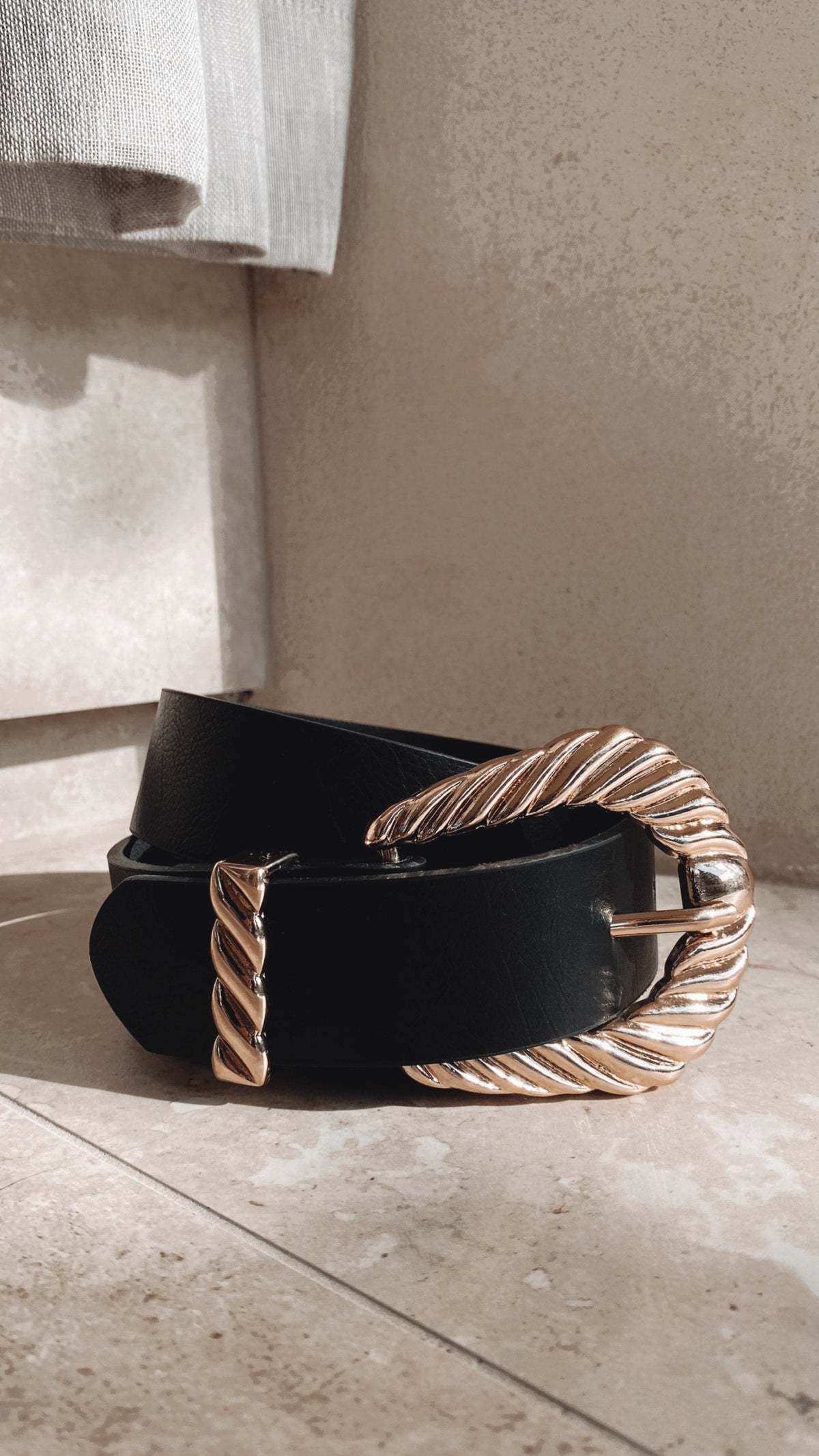 Amelie Bold Twist Buckle Synthetic Belt – Black/Gold – view 3