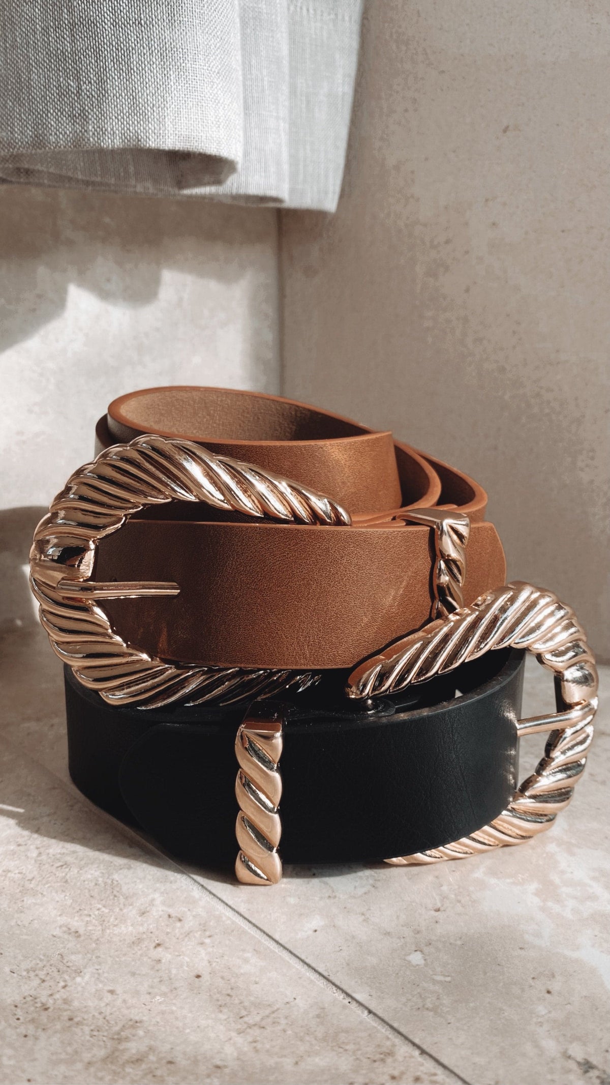 Amelie Bold Twist Buckle Synthetic Belt – Black/Gold – view 10