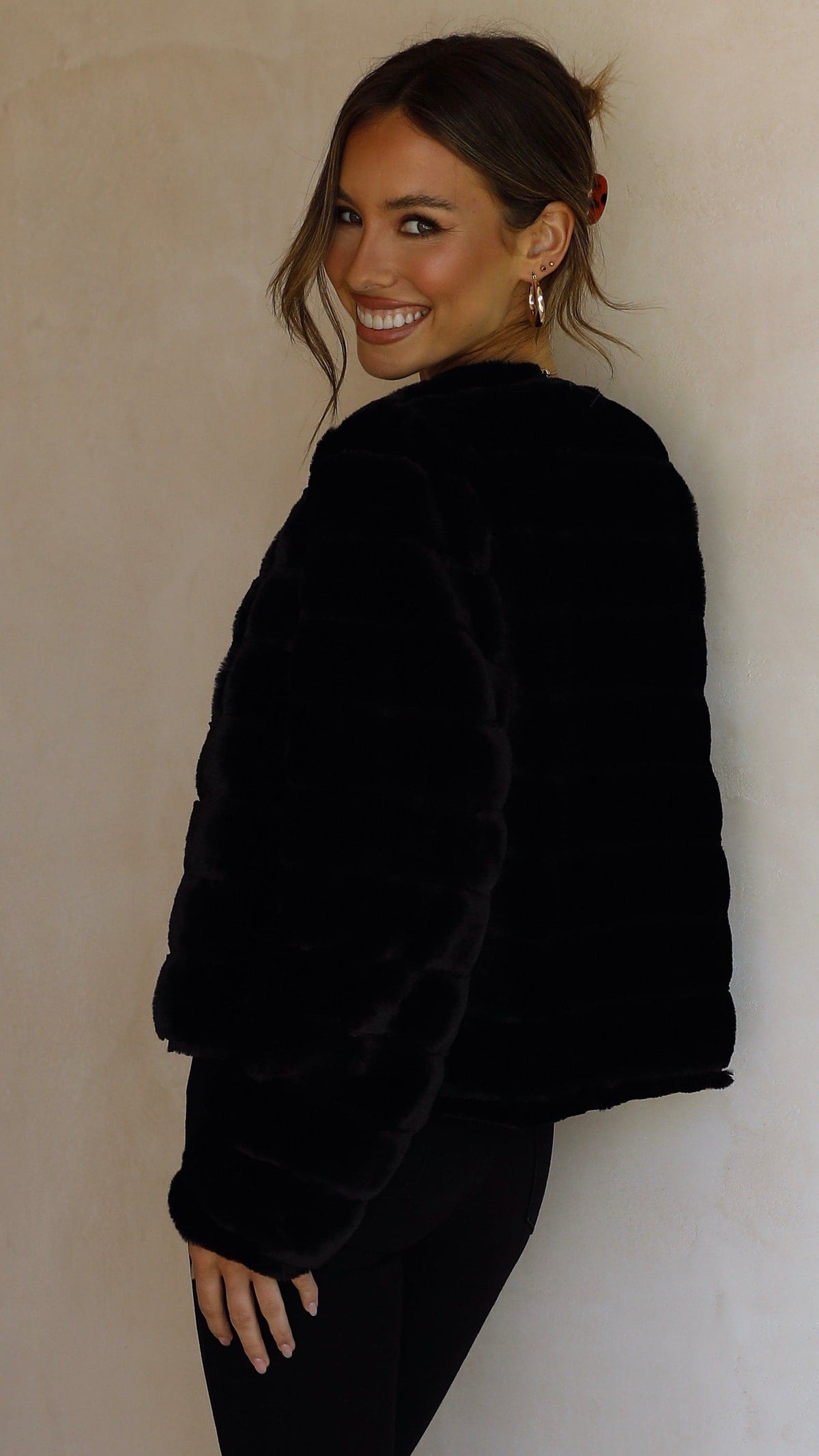 Tully Cropped Faux Fur Jacket with Claw Clasp – Black – view 19