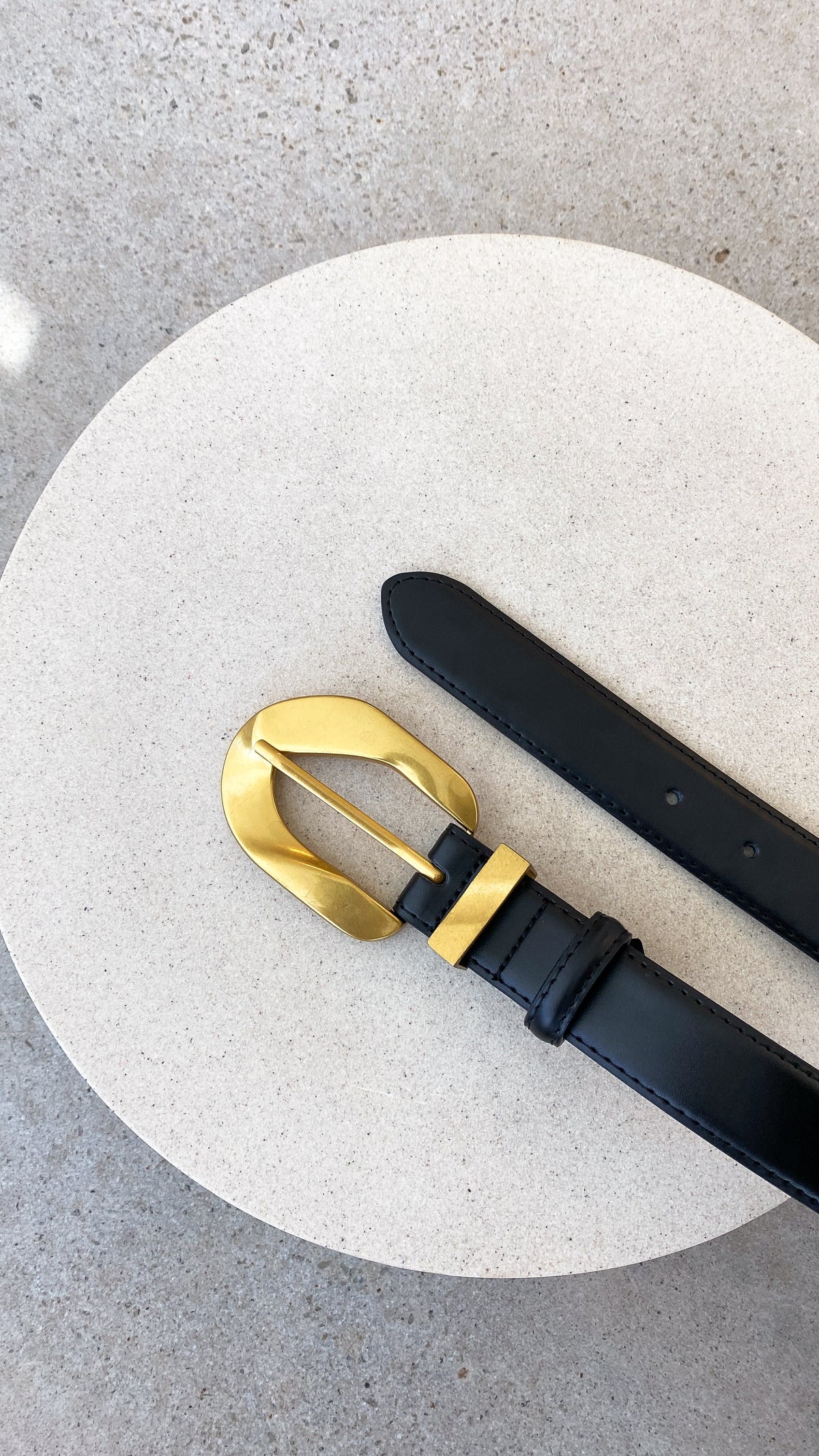 Evelyn Irregular Gold Buckle PU Leather Belt – Black – view 3