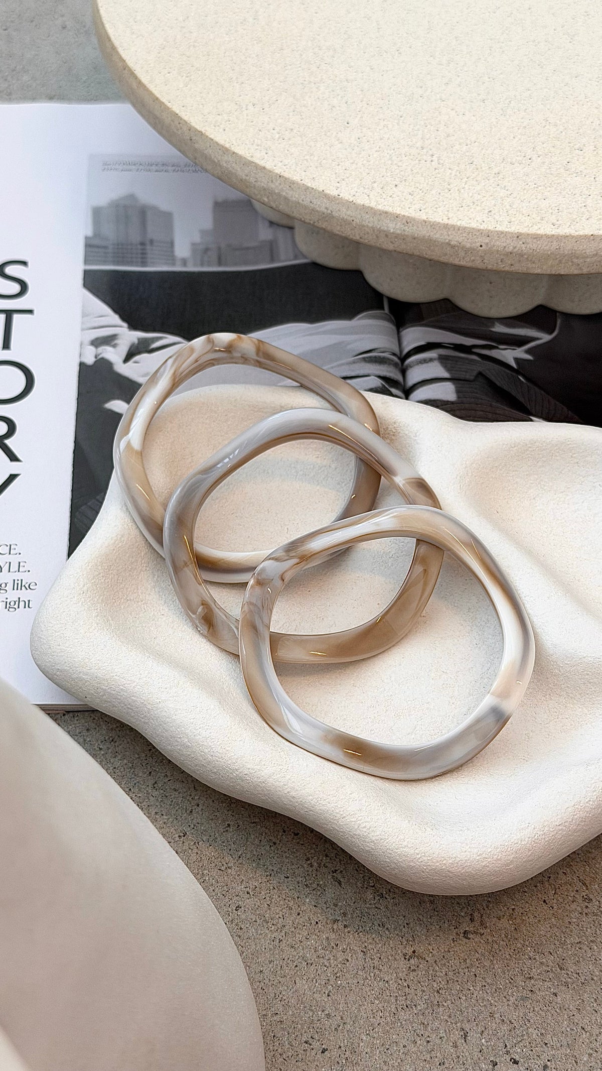 Farah Wavy Resin Bangle Set of Three – Cream Marble – view 4