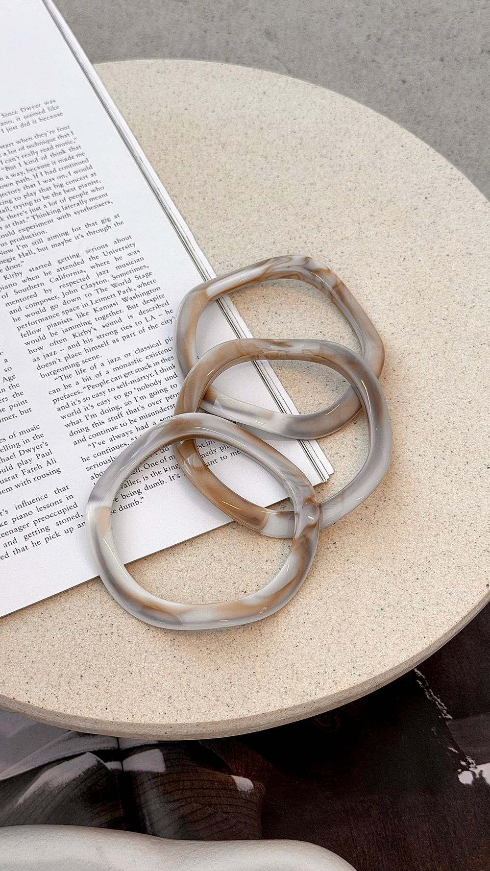 Farah Wavy Resin Bangle Set of Three – Cream Marble
