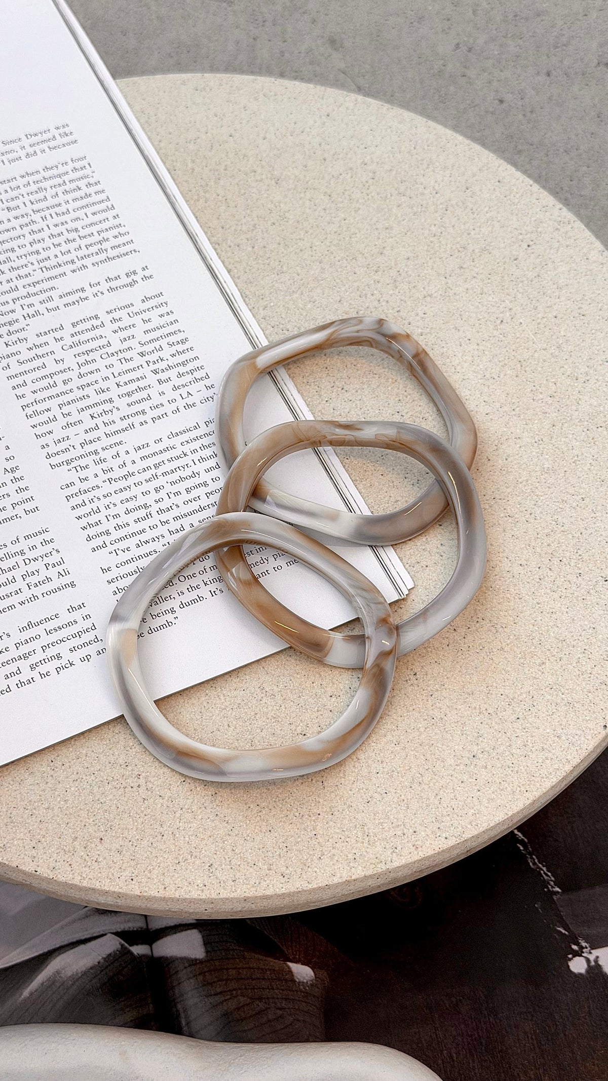 Farah Wavy Resin Bangle Set of Three – Cream Marble