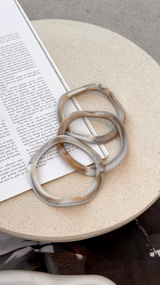 Farah Wavy Resin Bangle Set of Three – Cream Marble