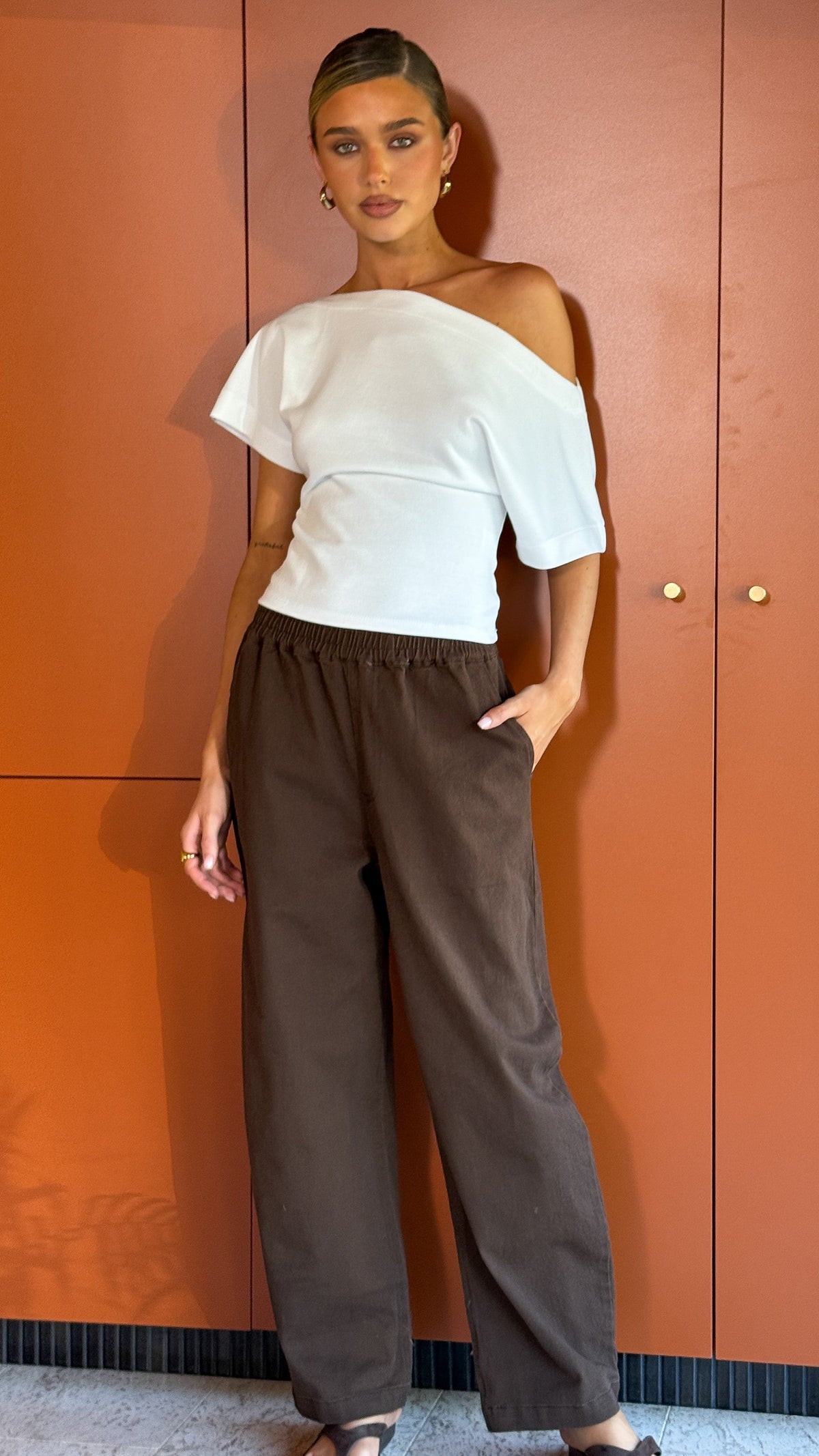 Delia Relaxed Fit Elasticated Waist Cotton Trousers – Chocolate – view 4