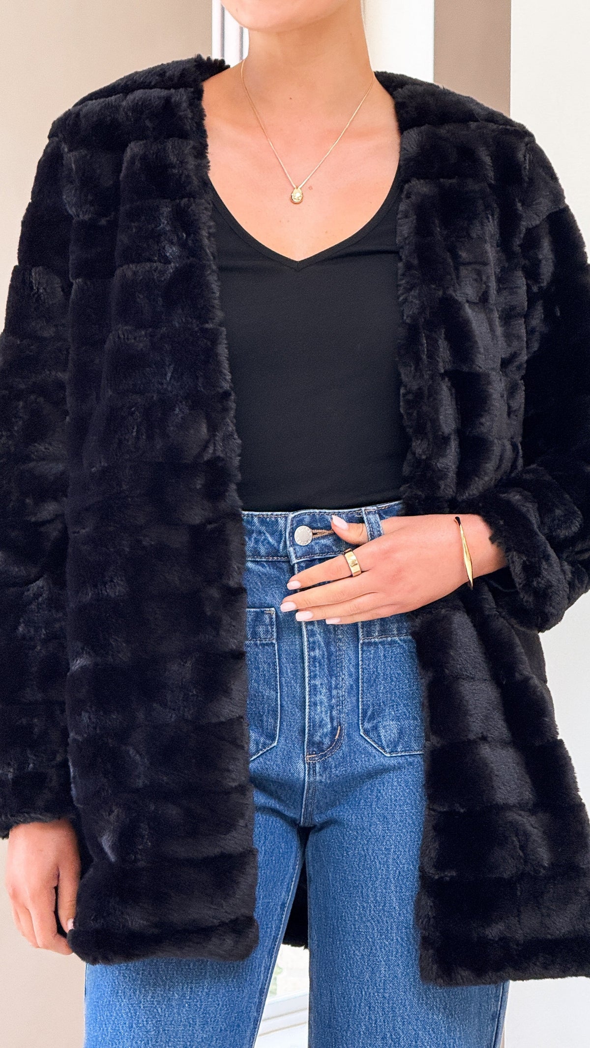 Tully Longline Faux Fur Jacket with Claw Clasp – Black – view 4