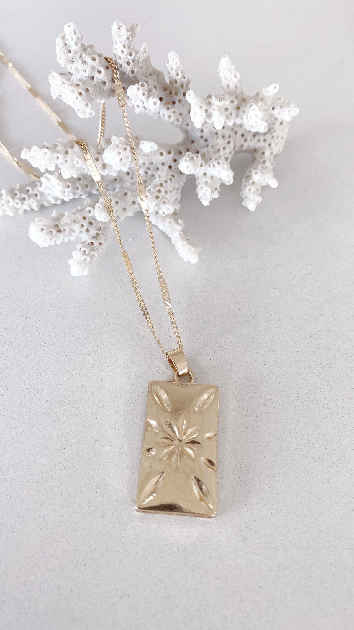 Five-Piece Dainty Charm Pendant Necklace Set – Gold
