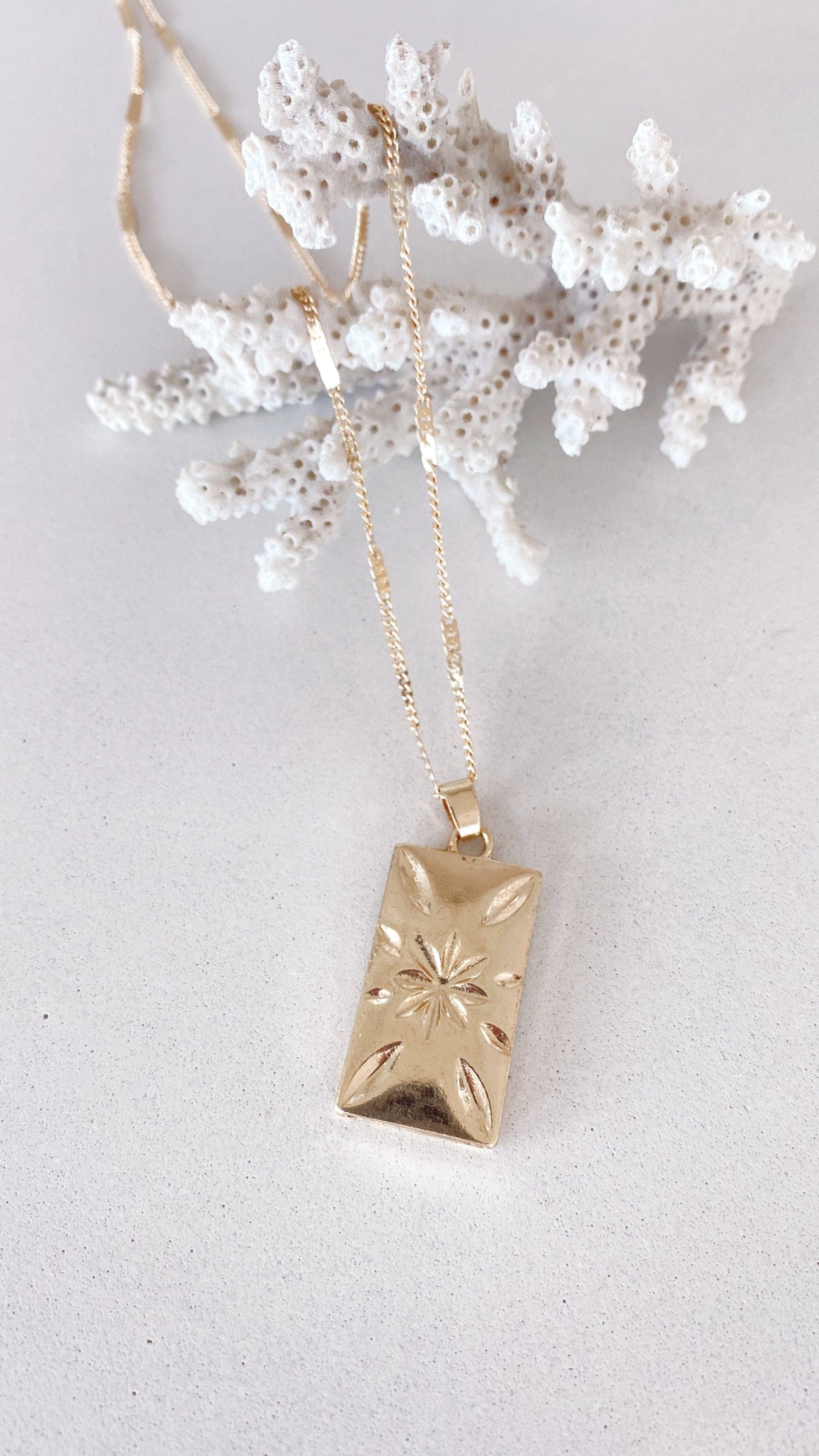Five-Piece Dainty Charm Pendant Necklace Set – Gold – view 19