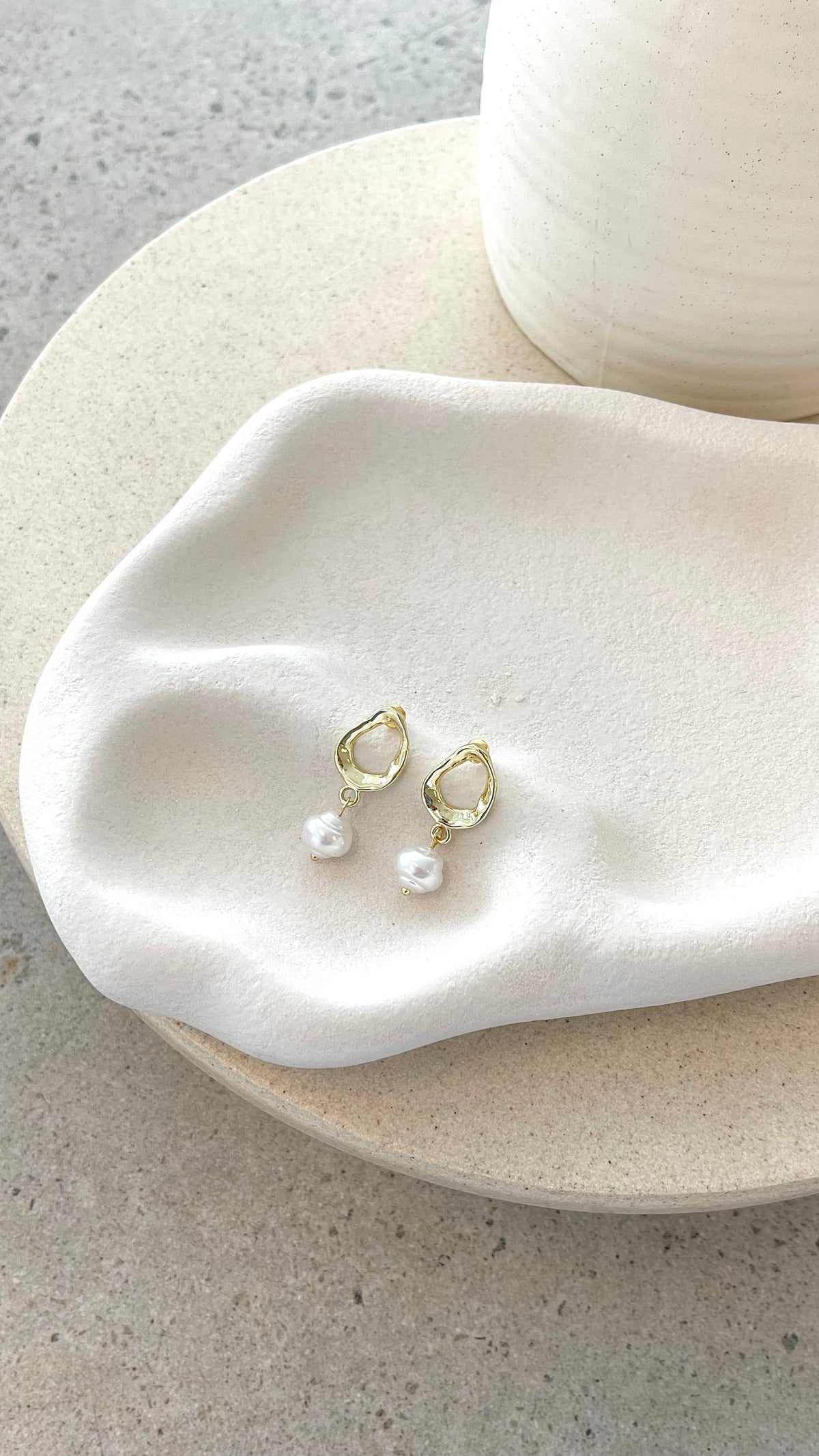 Wakanda Irregular Oval Earrings with Pearl Drop – Gold – view 3