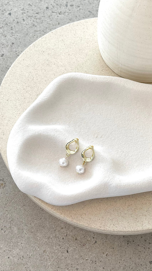 Wakanda Irregular Oval Earrings with Pearl Drop – Gold – view 2