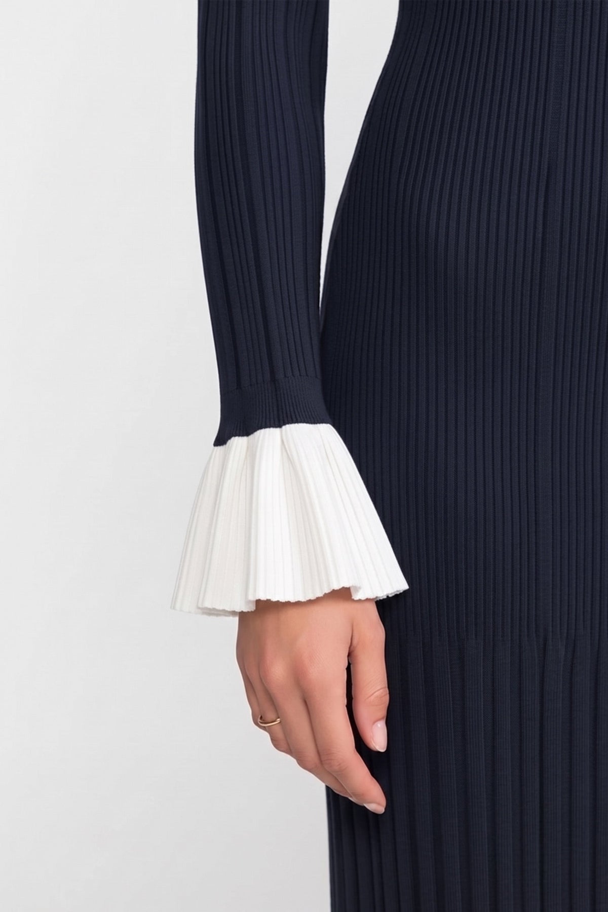 V-Neck Pleated Knit Maxi Dress with Contrast White Cuffs – Navy – view 4