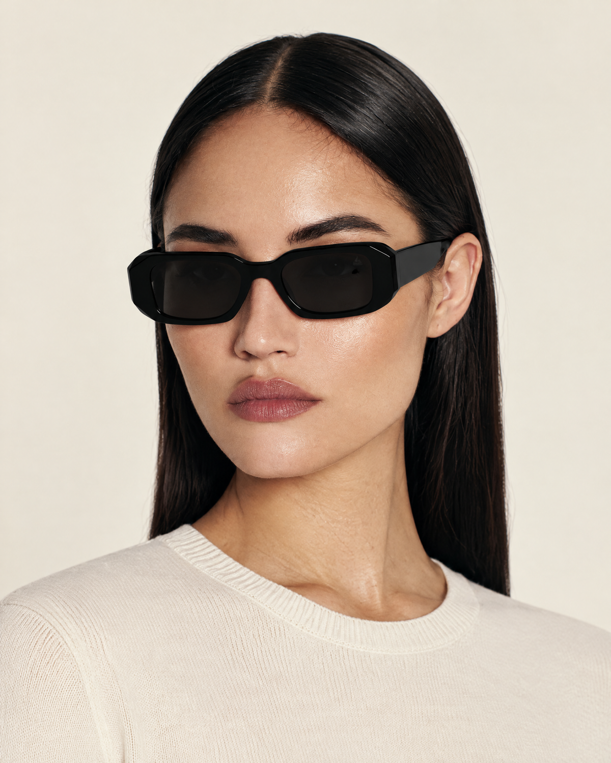 Bold Rectangular 90s Acetate Polarised Sunglasses – Black worn by model